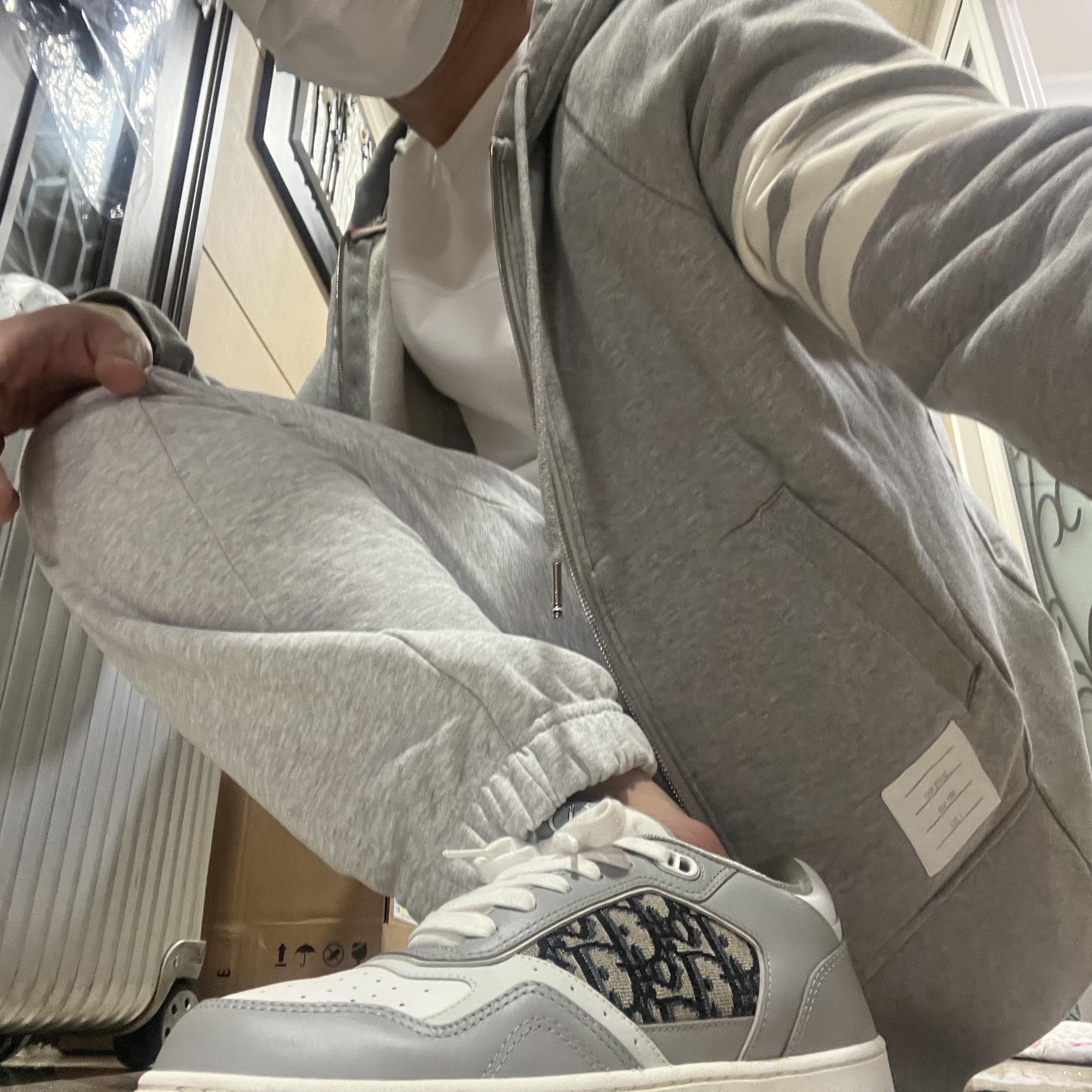 Dior B27 Low-Top Sneakers Gray 착용 스타일