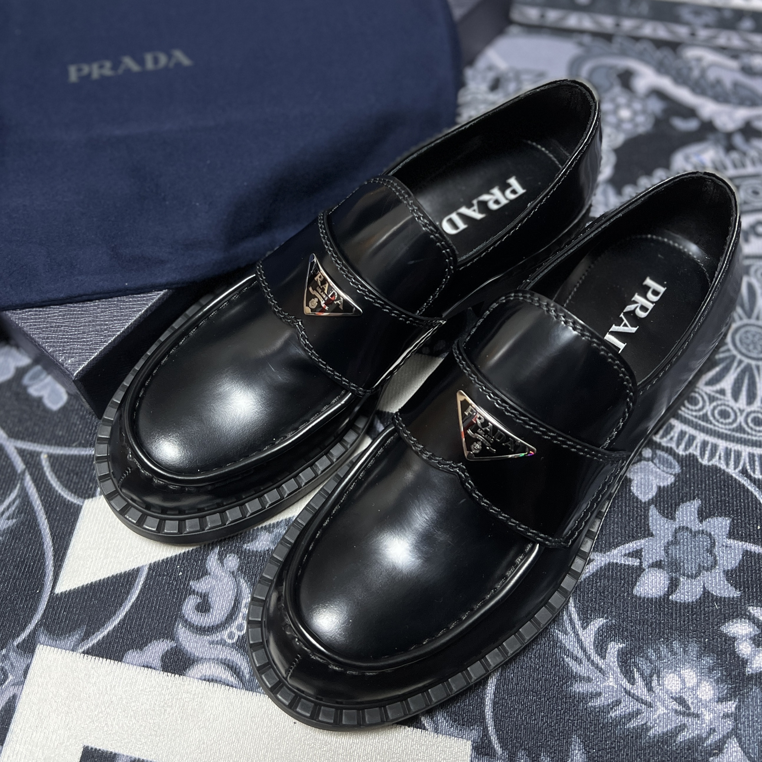 Prada Chocolate Brushed Leather Loafers Black 착용 스타일 - 1