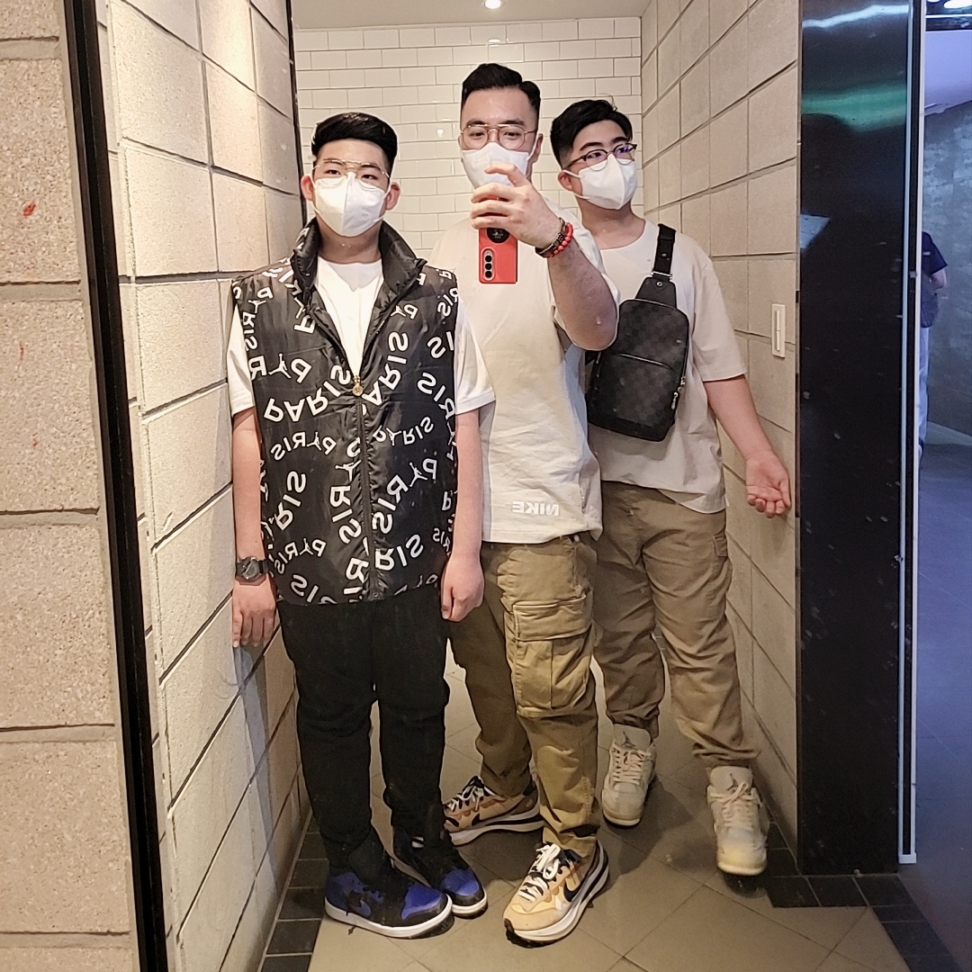 (W) Jordan 4 x Off-White Retro SP Sail, Nike x Sacai VaporWaffle Sesame and Blue Void 착용 스타일
