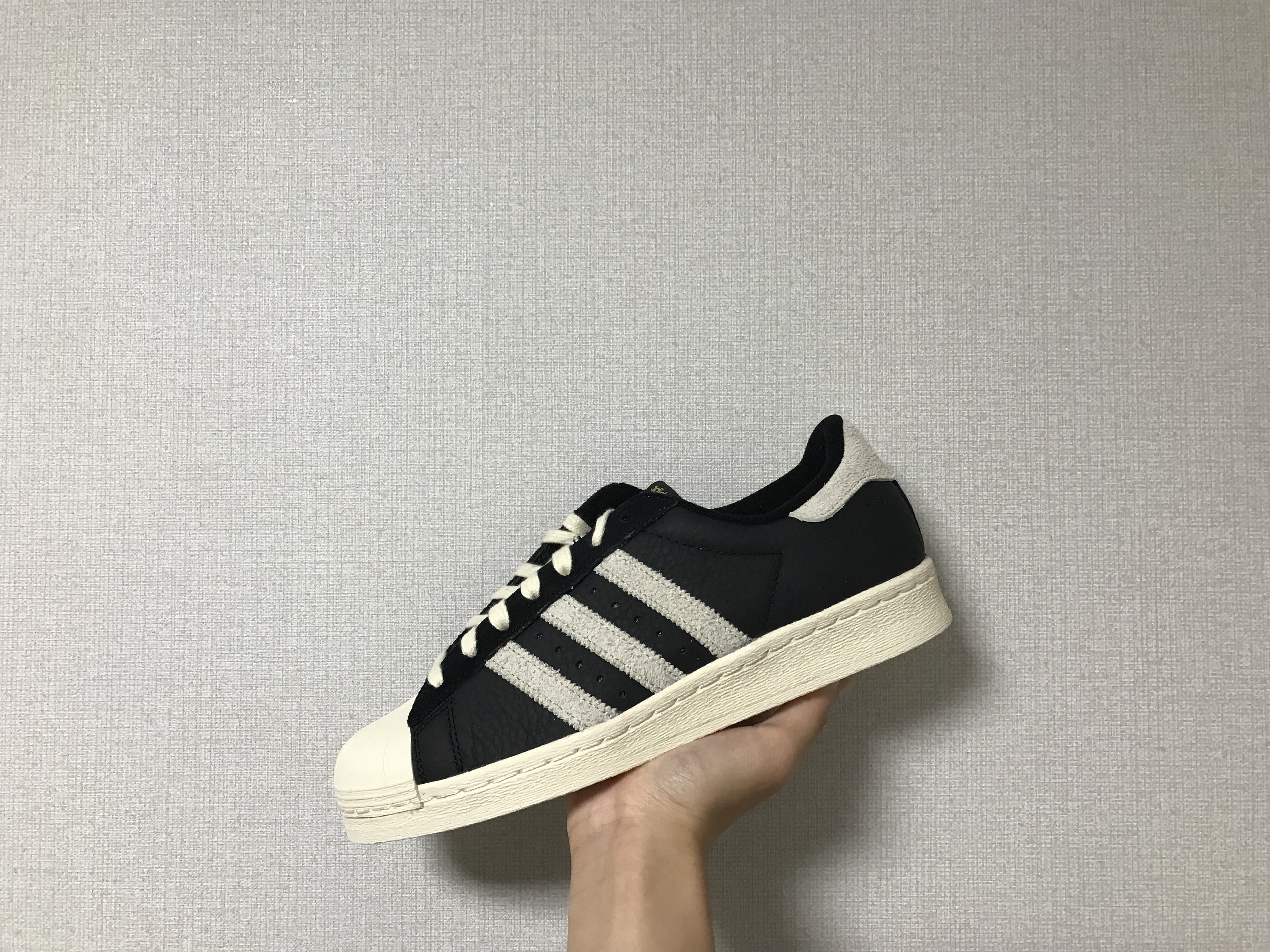 Maison Mihara Yasuhiro Blakey OG Sole Canvas Low-top Sneakers Black White, Adidas Superstar 82 Black White 착용 스타일 - 3