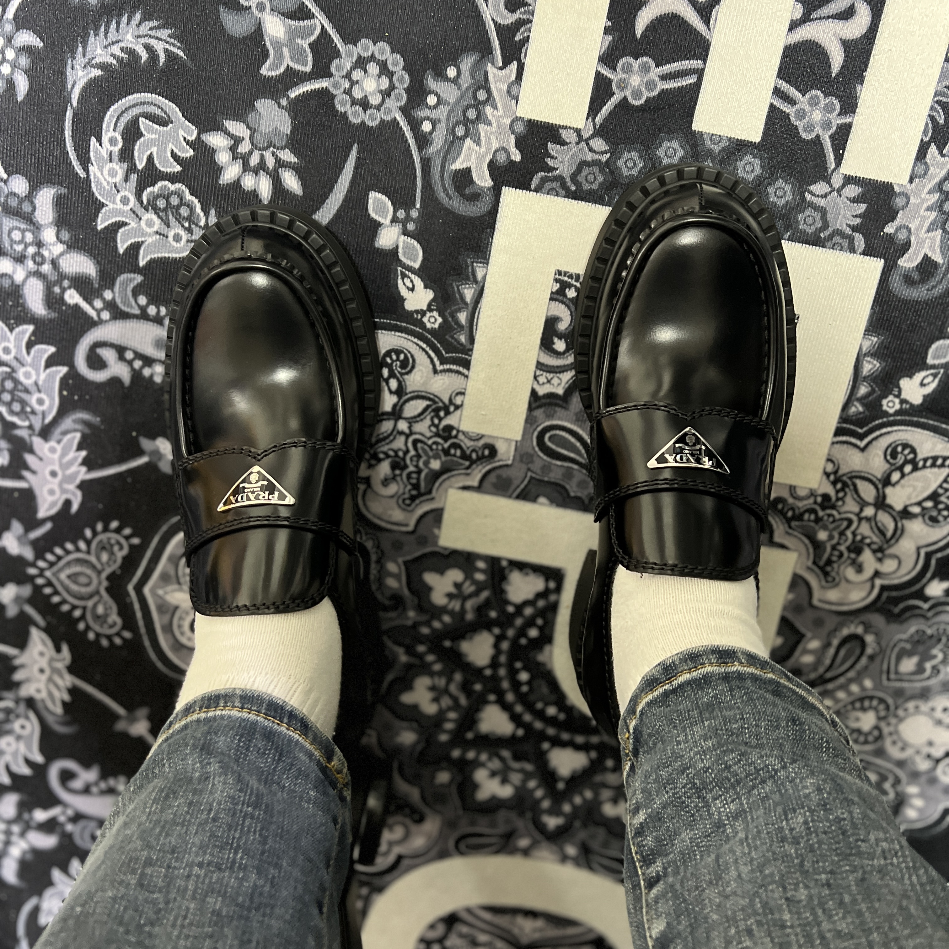 Prada Chocolate Brushed Leather Loafers Black 착용 스타일 - 2