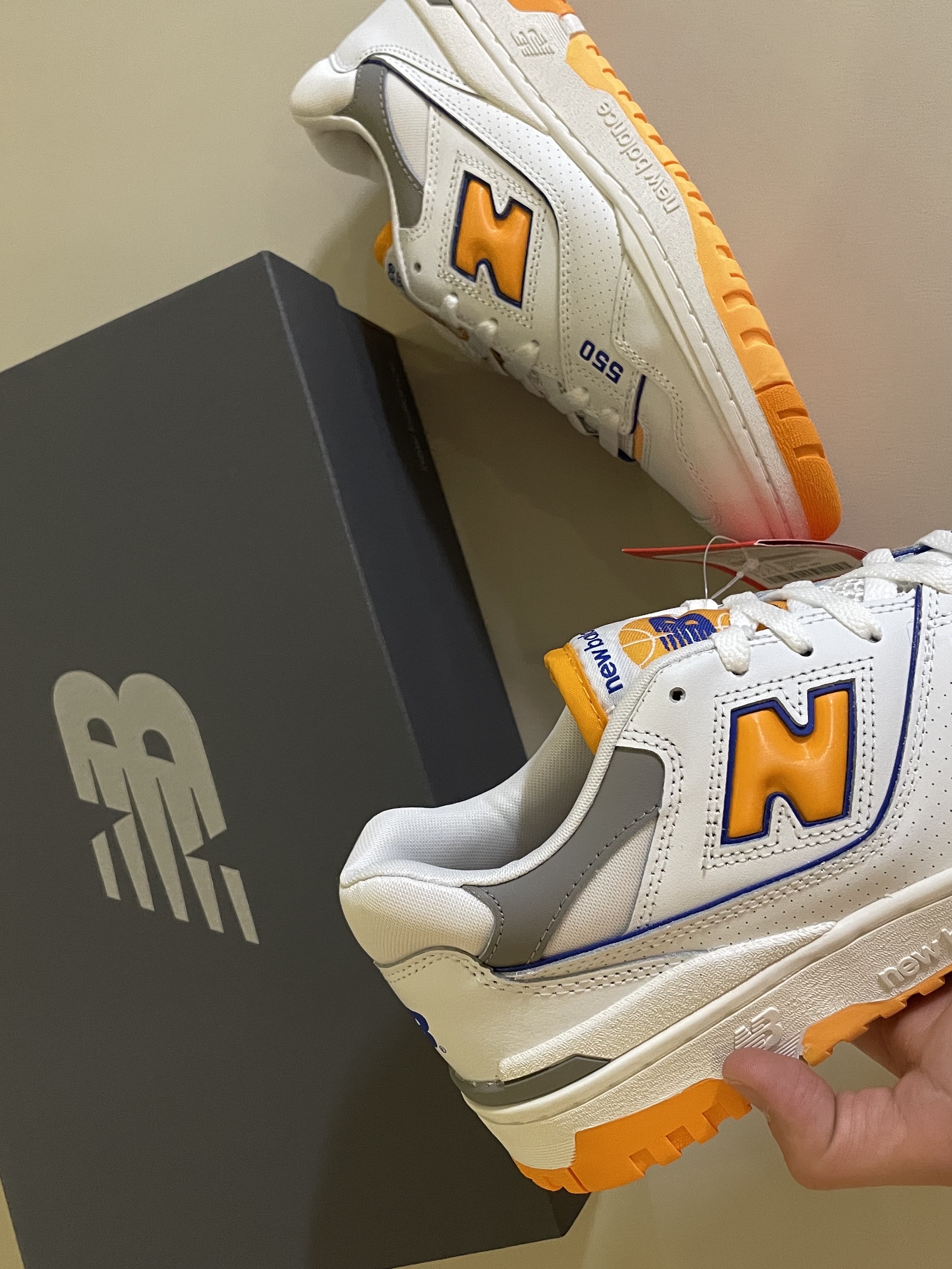 New Balance 550 White Vibrant Orange - 2E Wide 착용 스타일 - 3