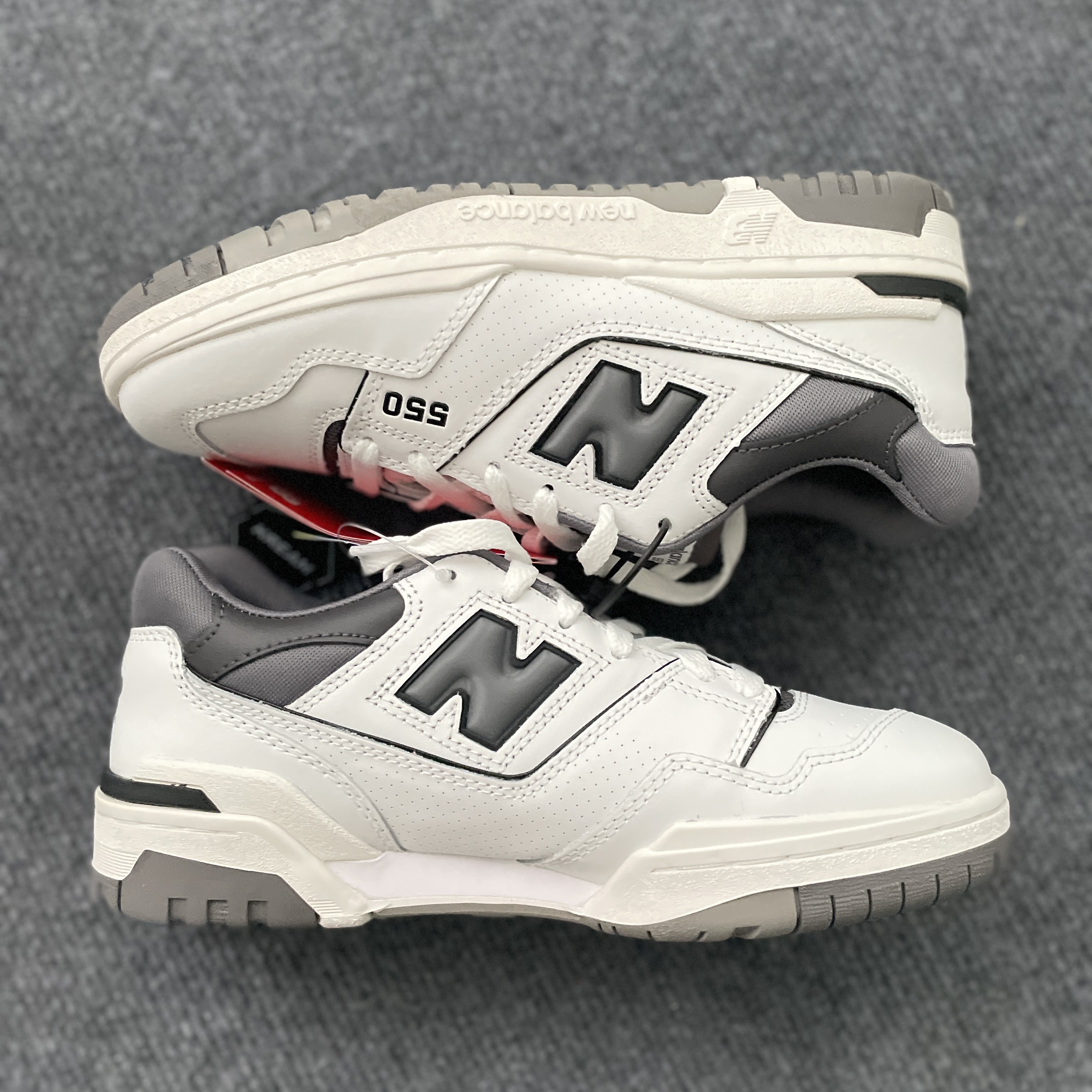 New Balance 550 White Grey Dark Grey - 2E Wide 착용 스타일 - 1