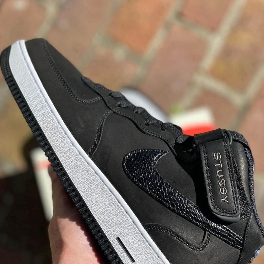 Nike x Stussy Air Force 1 '07 Mid SP Black 착용 스타일 - 2