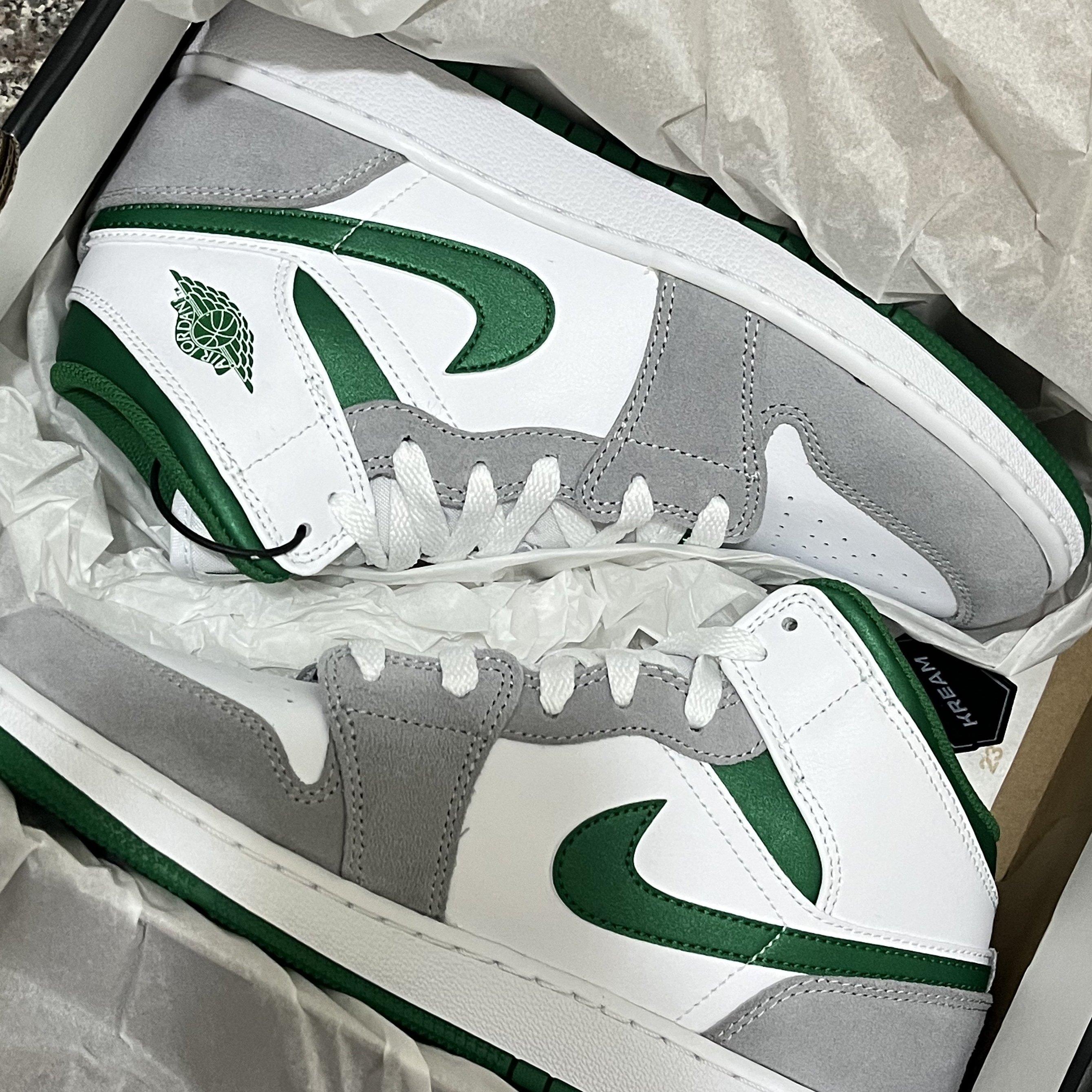 Jordan 1 Mid SE Pine Green Light Smoke Grey 착용 스타일