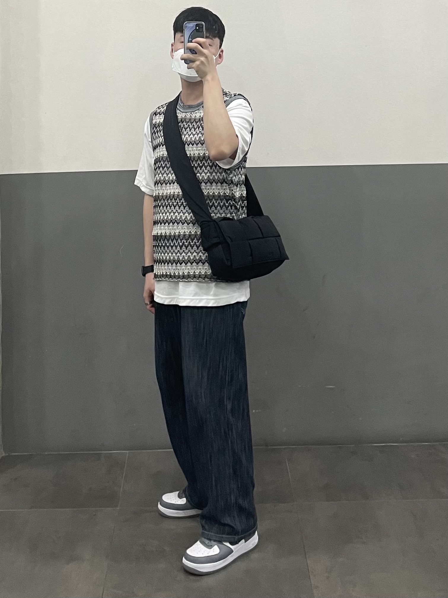 Bottega Veneta Padded Tech Cassette Black 착용 스타일