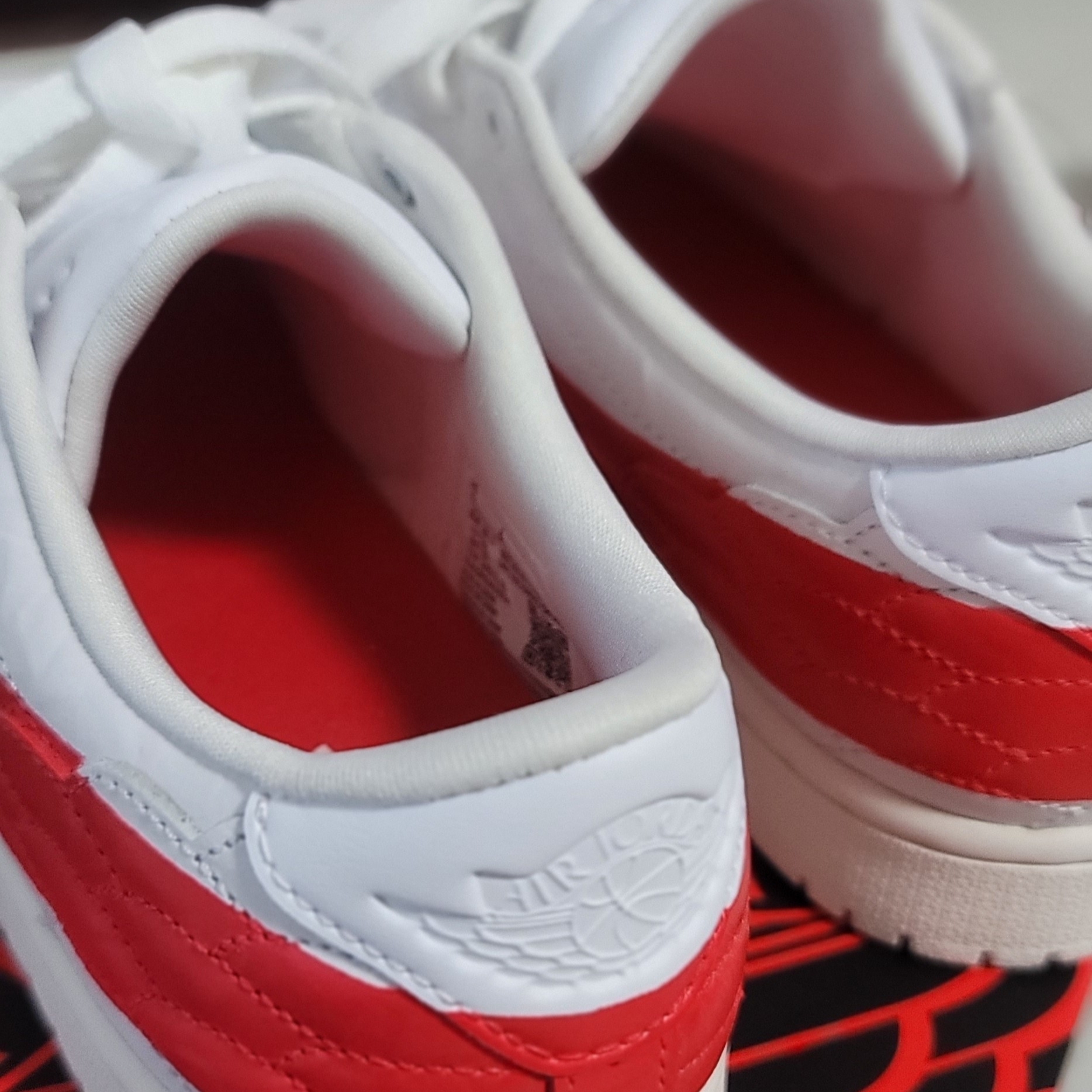 Jordan 1 Centre Court White University Red 착용 스타일 - 2