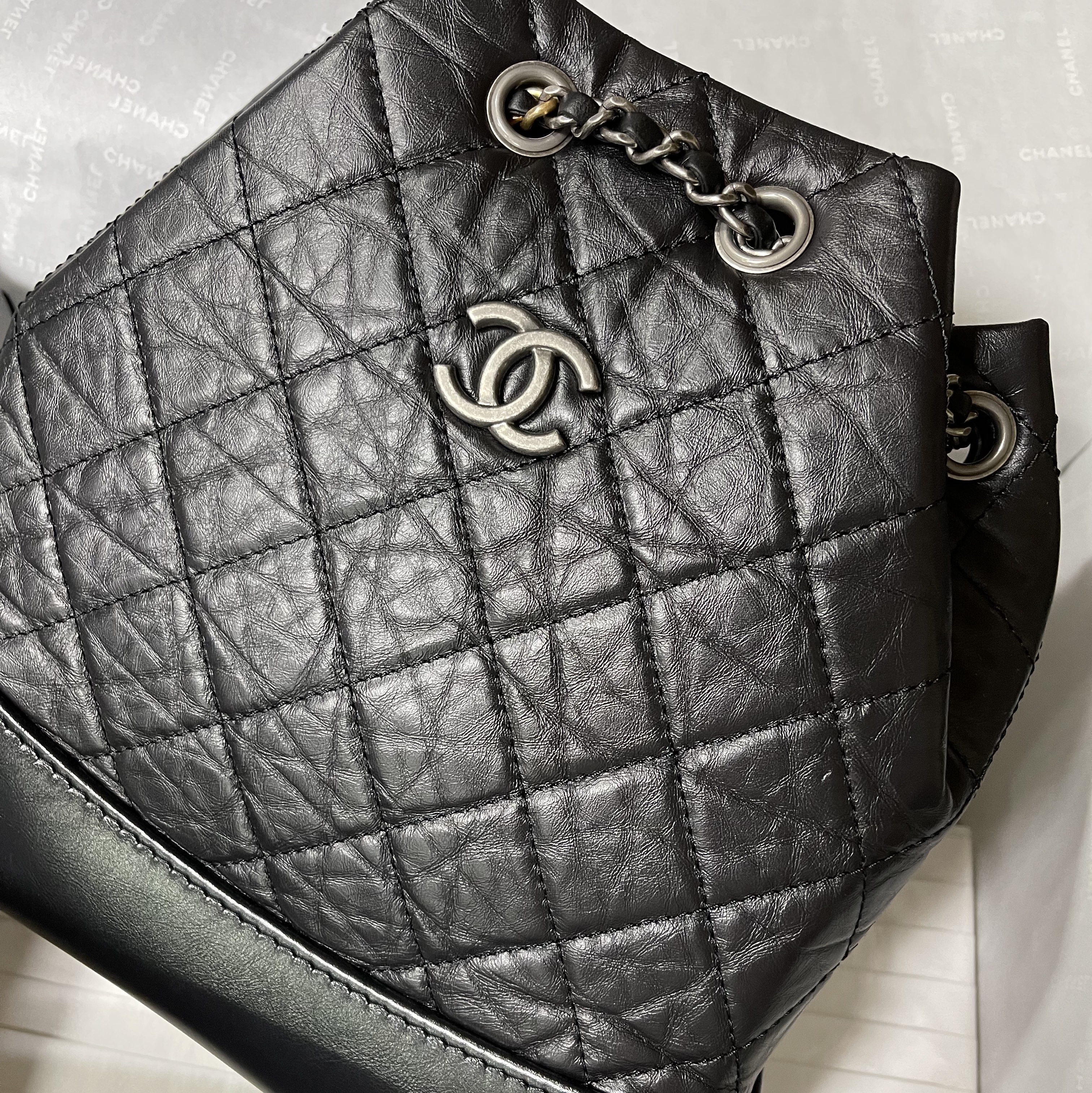 Chanel Small Gabrielle Backpack Aged Calfskin & Gold Silver Black 착용 스타일