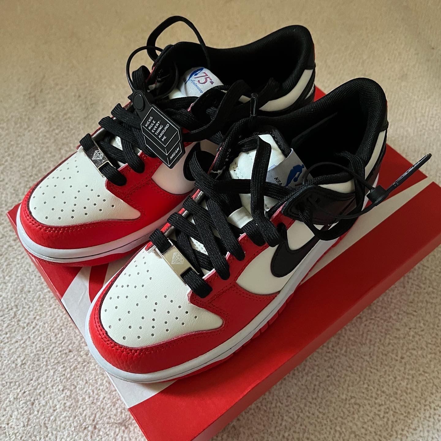 (GS) Nike x NBA Dunk Low Black and Chile Red 착용 스타일 - 3