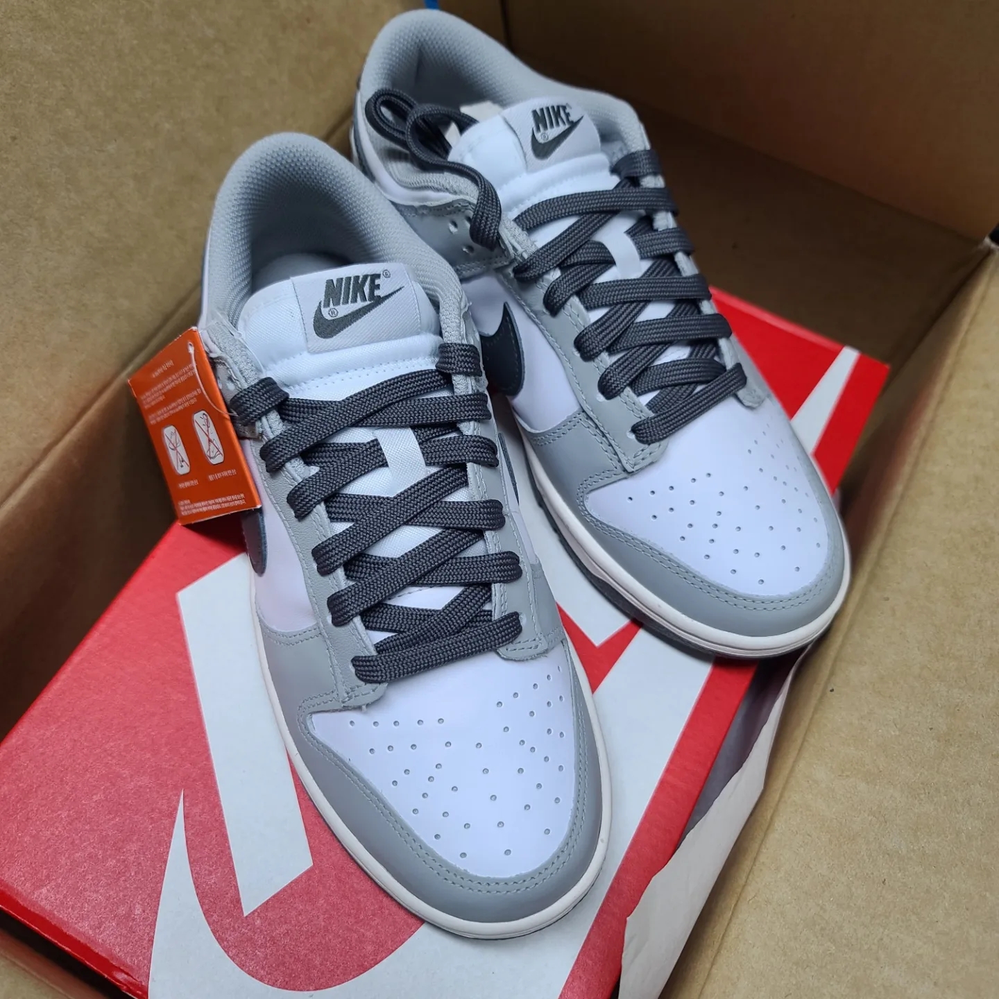 (W) Nike Dunk Low Light Smoke Grey 착용 스타일 - 1