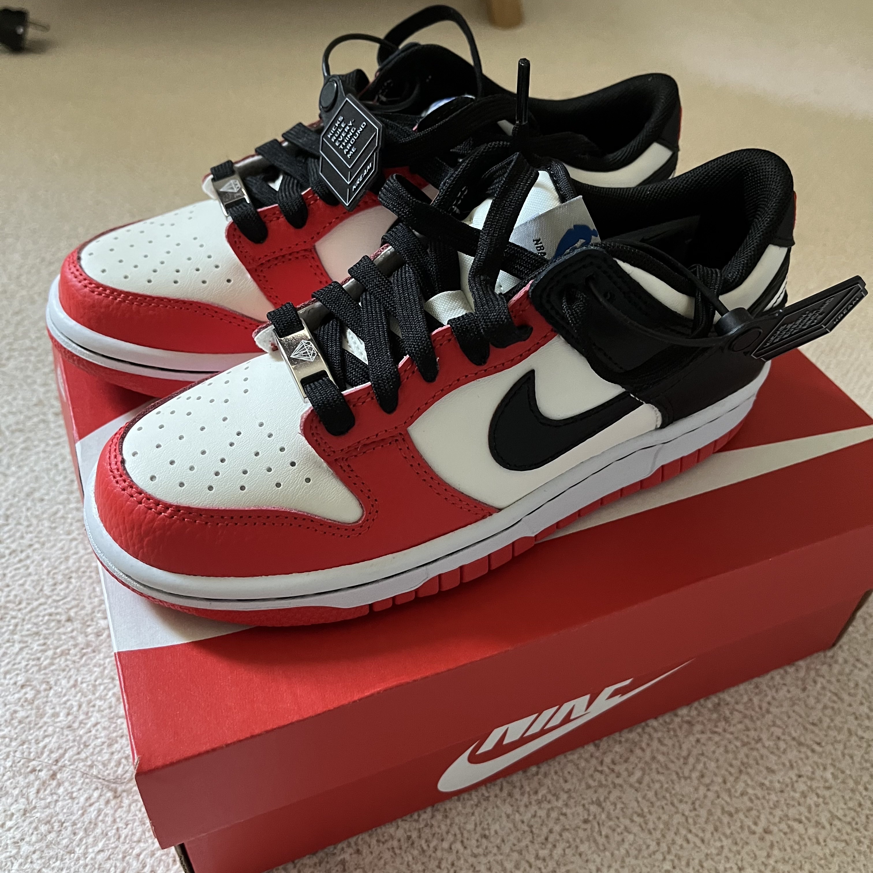 (GS) Nike x NBA Dunk Low Black and Chile Red 착용 스타일 - 2