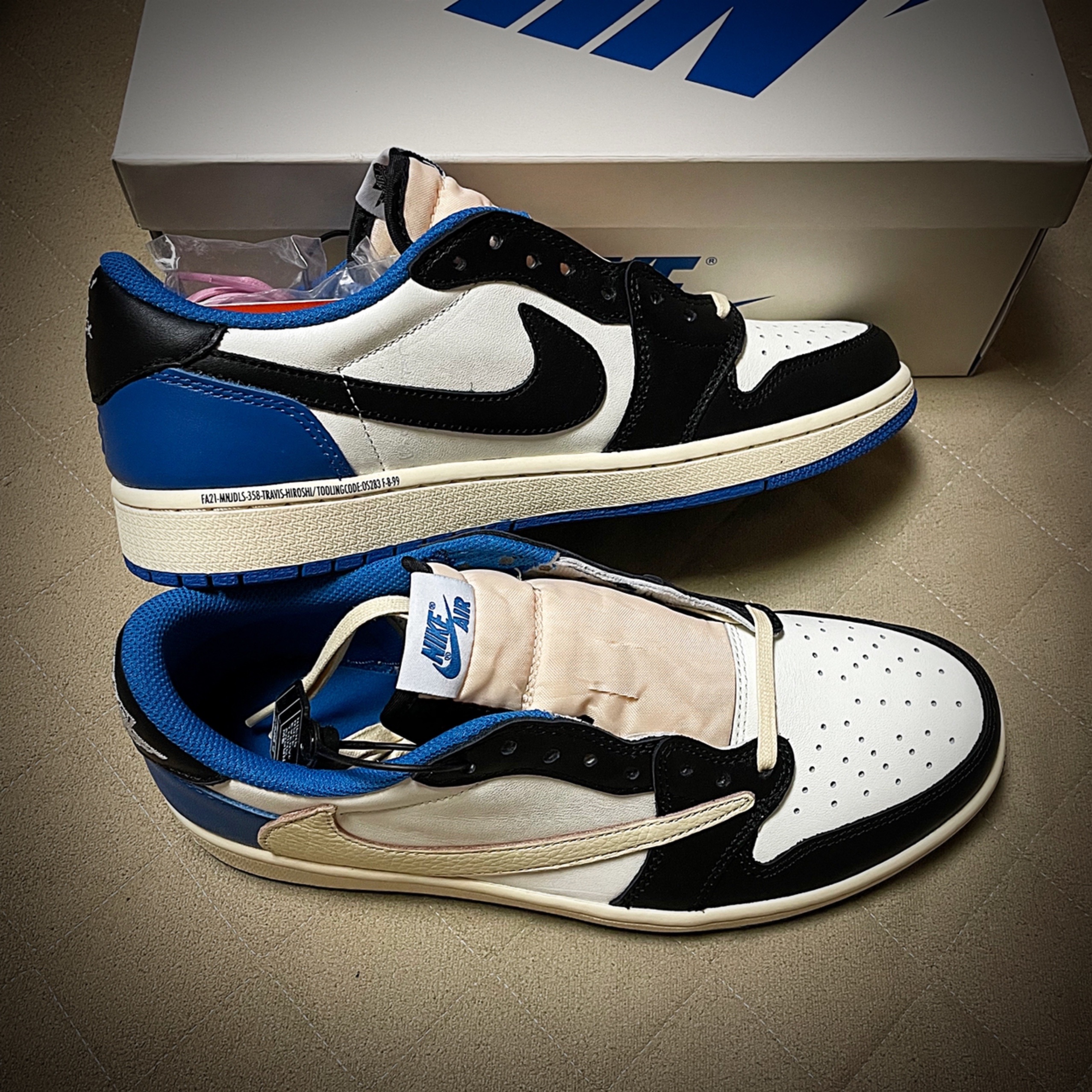 Jordan 1 x Travis Scott x Fragment Retro Low OG SP Military Blue 착용 스타일 - 2