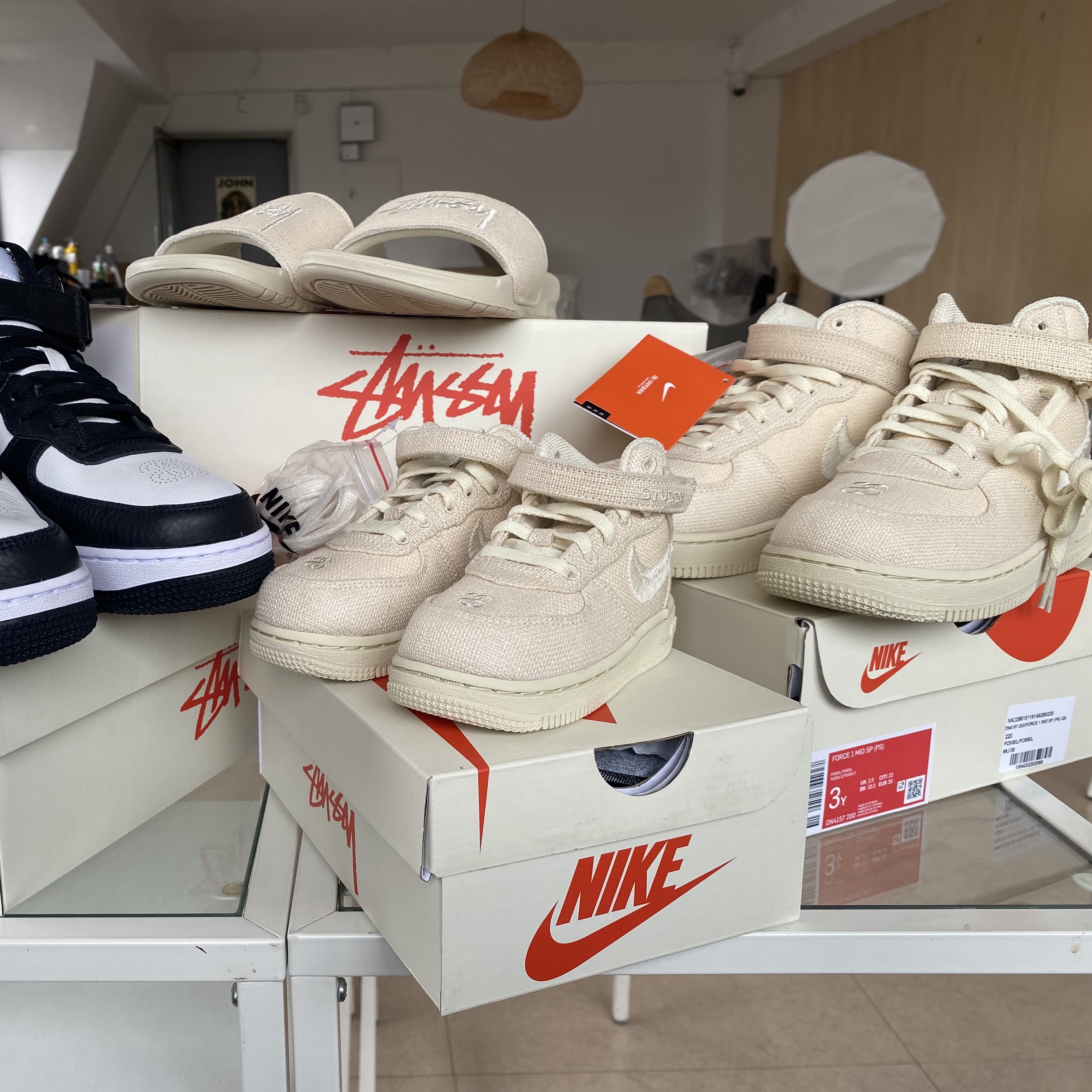 Nike x Stussy Benassi Hemp Slide Fossil Stone, Nike x Stussy Air Force 1 '07 Mid SP Black and Light Bone 착용 스타일 - 1