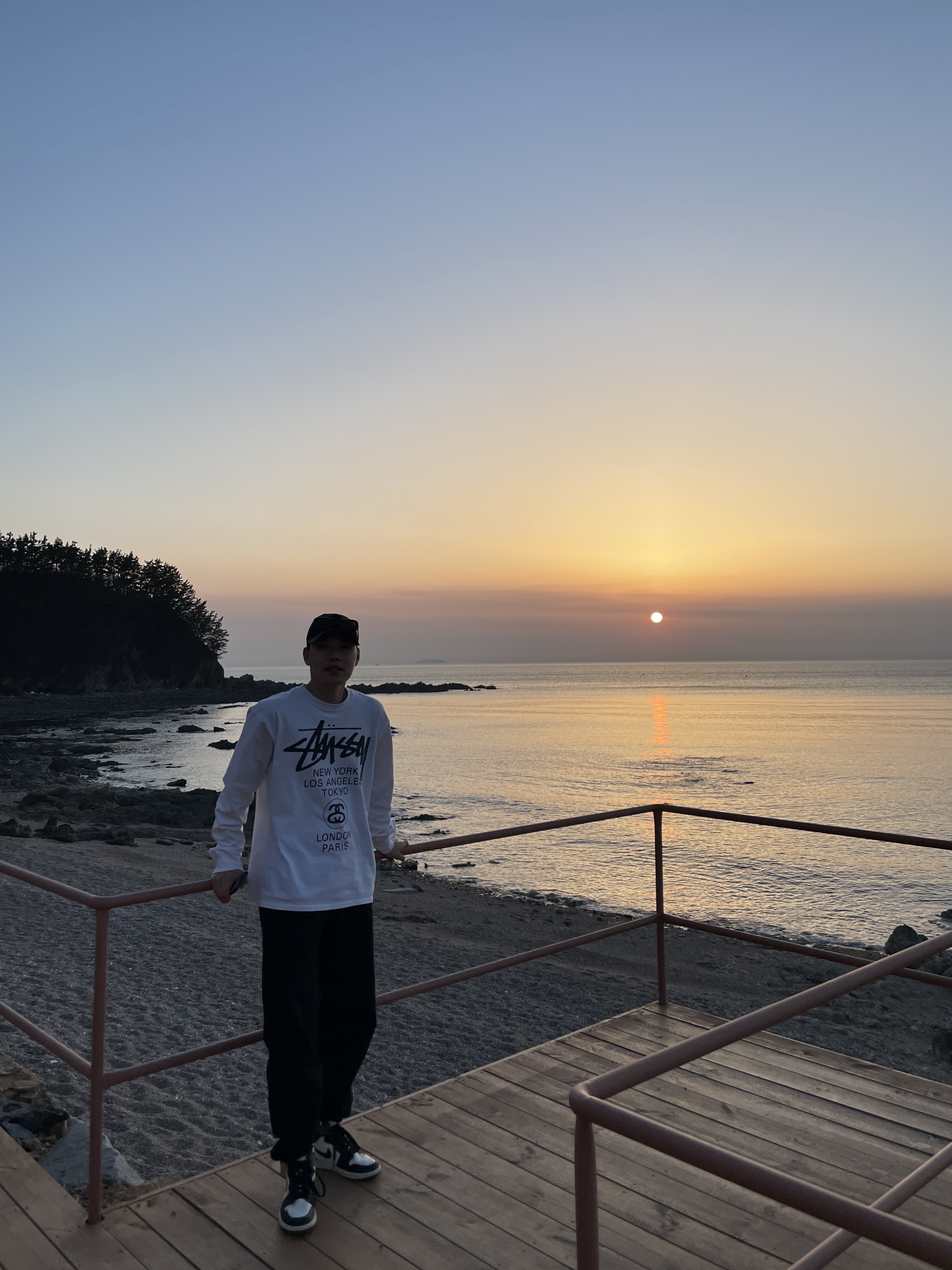 Stussy World Tour LS T-Shirt White, Jordan 1 Retro High OG Black Mocha 착용 스타일