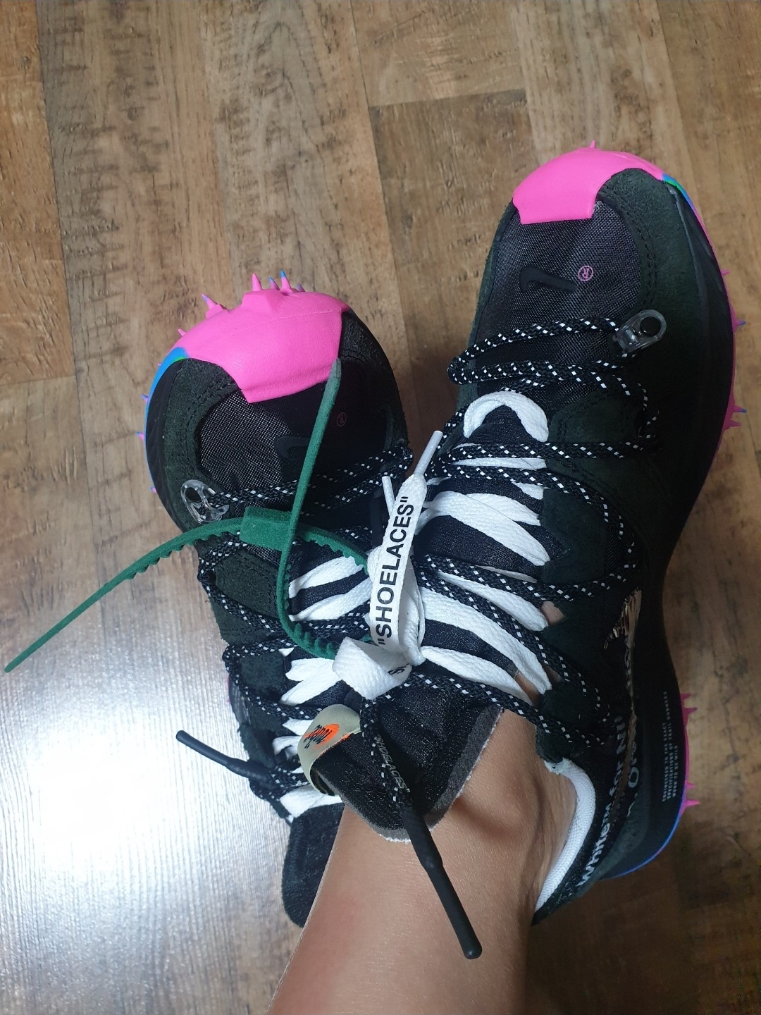 (W) Nike x Off-White Zoom Terra Kiger 5 Black 착용 스타일 - 2