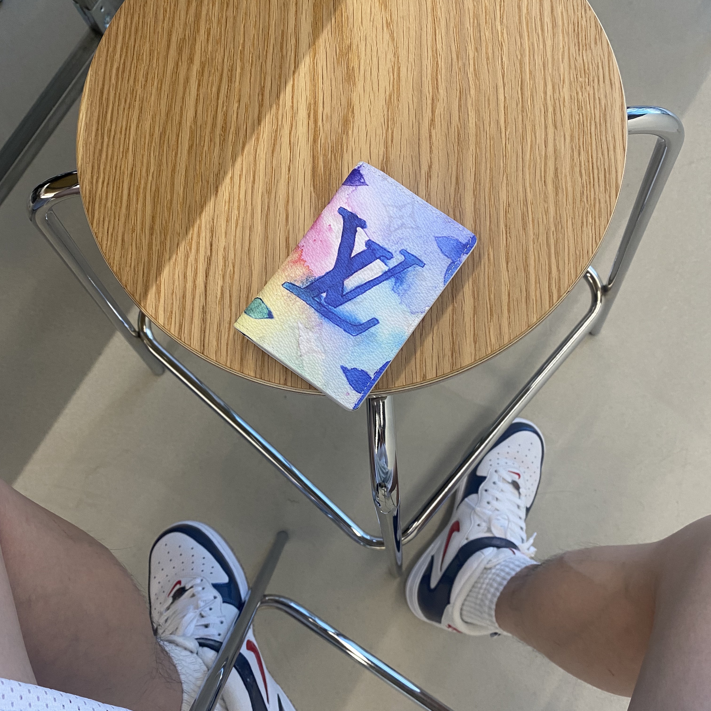 Louis Vuitton Pocket Organizer Multicolor Watercolor Monogram 착용 스타일 - 1