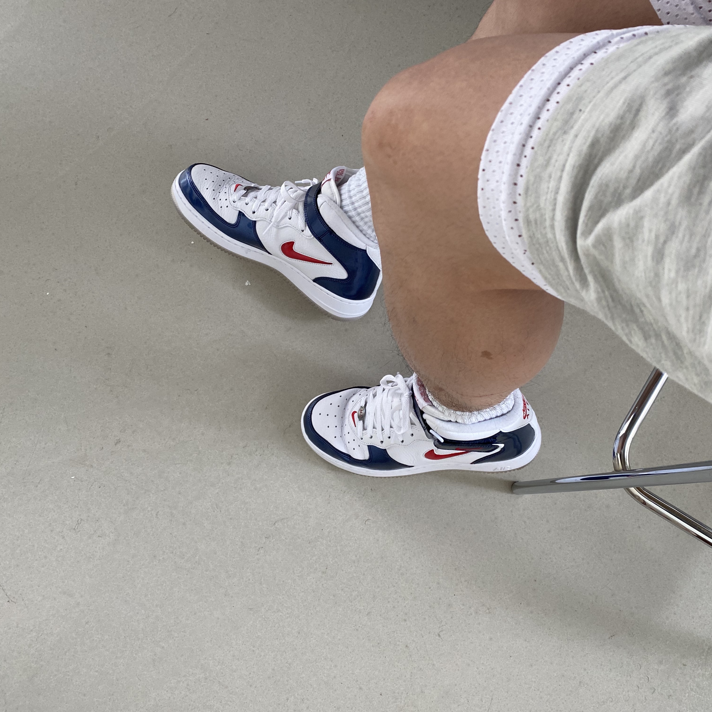 Nike Air Force 1 Mid QS University Red and Midnight Navy 착용 스타일