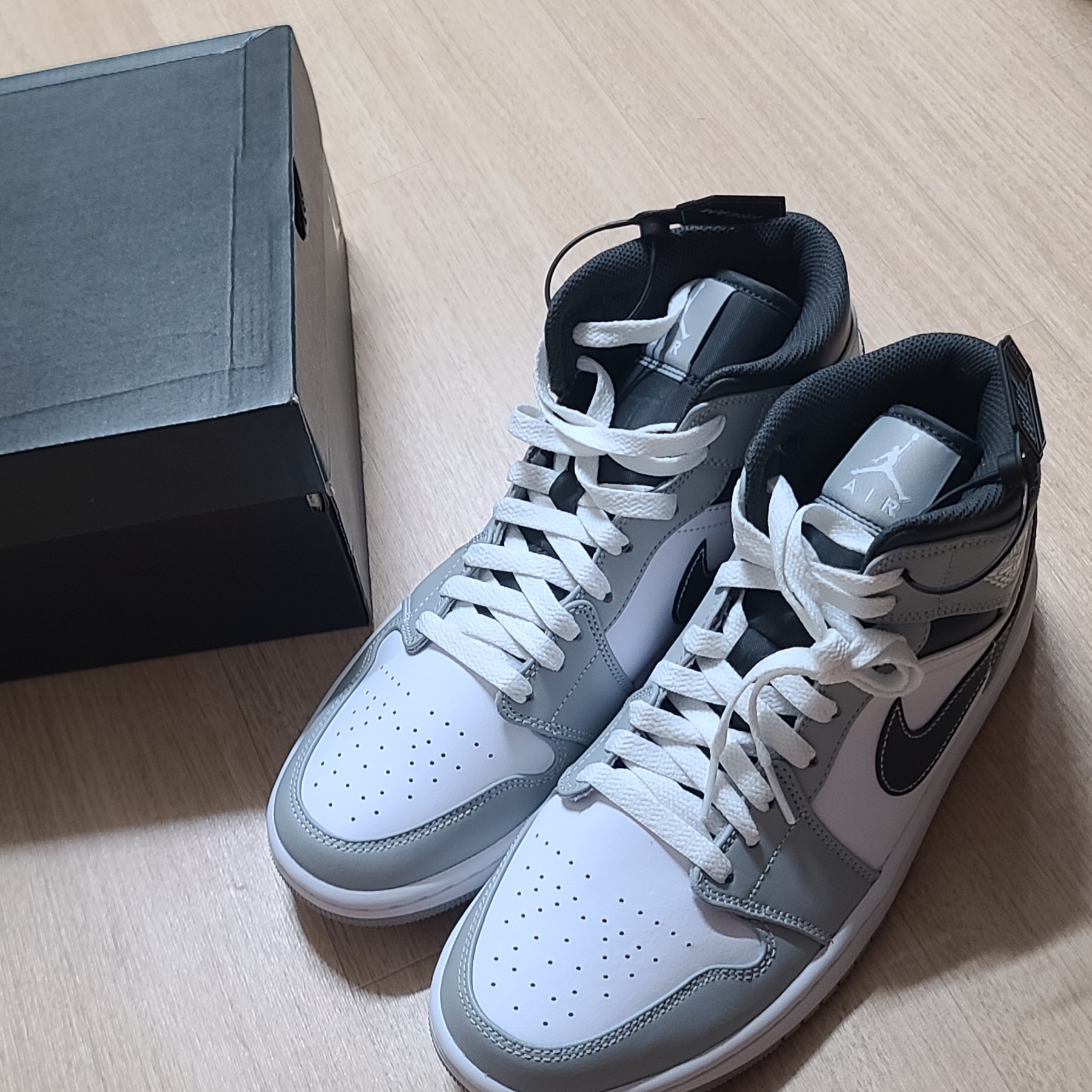 Jordan 1 Mid Light Smoke Grey Anthracite 착용 스타일