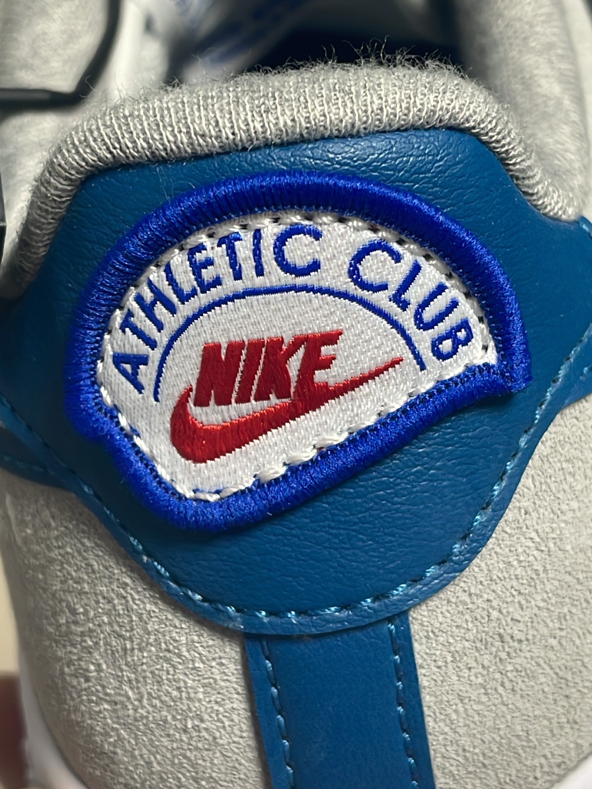 Nike Air Force 1 '07 LV8 Athletic Club Light Smoke Grey Marina 착용 스타일 - 2