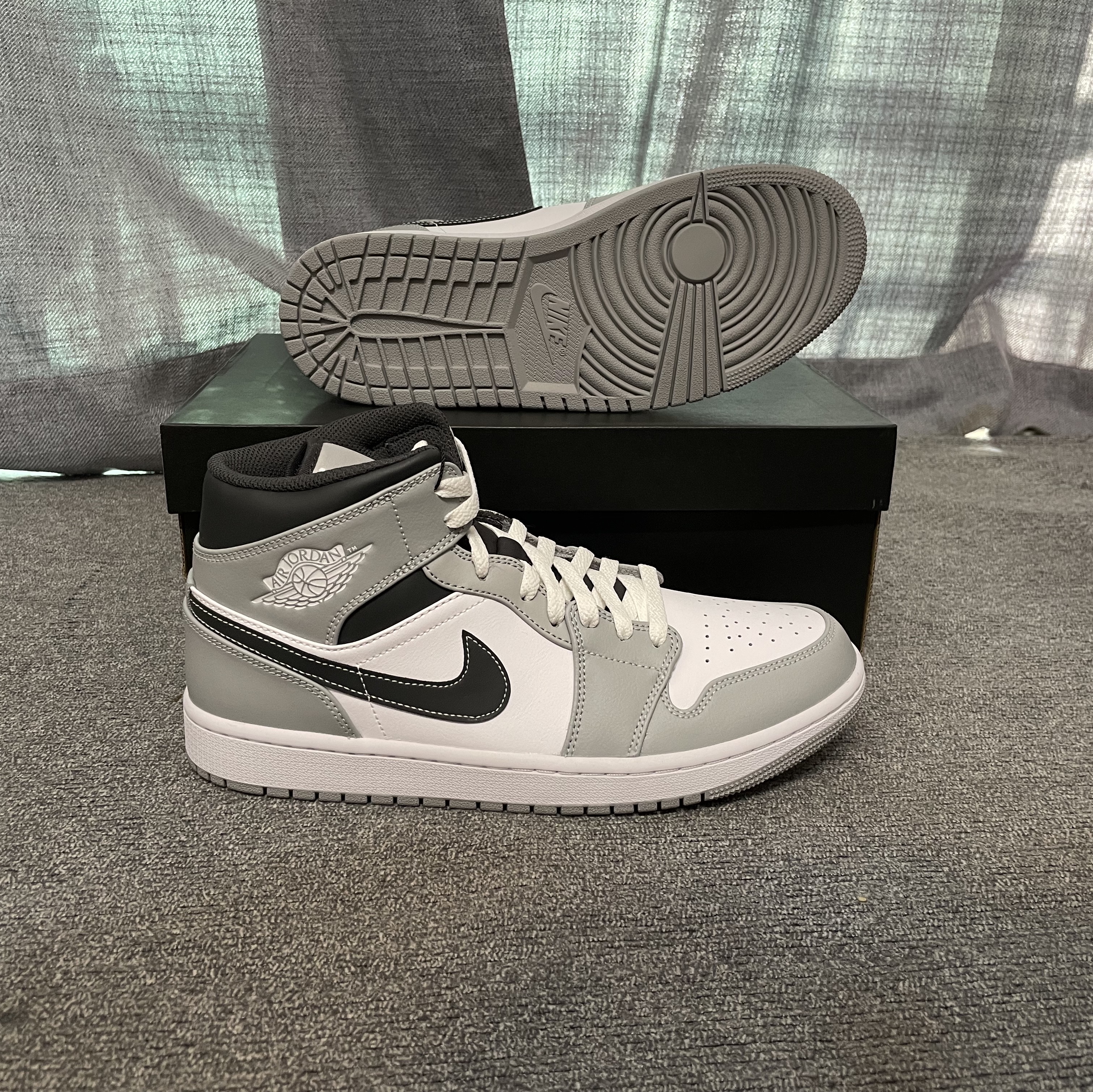 Jordan 1 Mid Light Smoke Grey Anthracite 착용 스타일 - 5