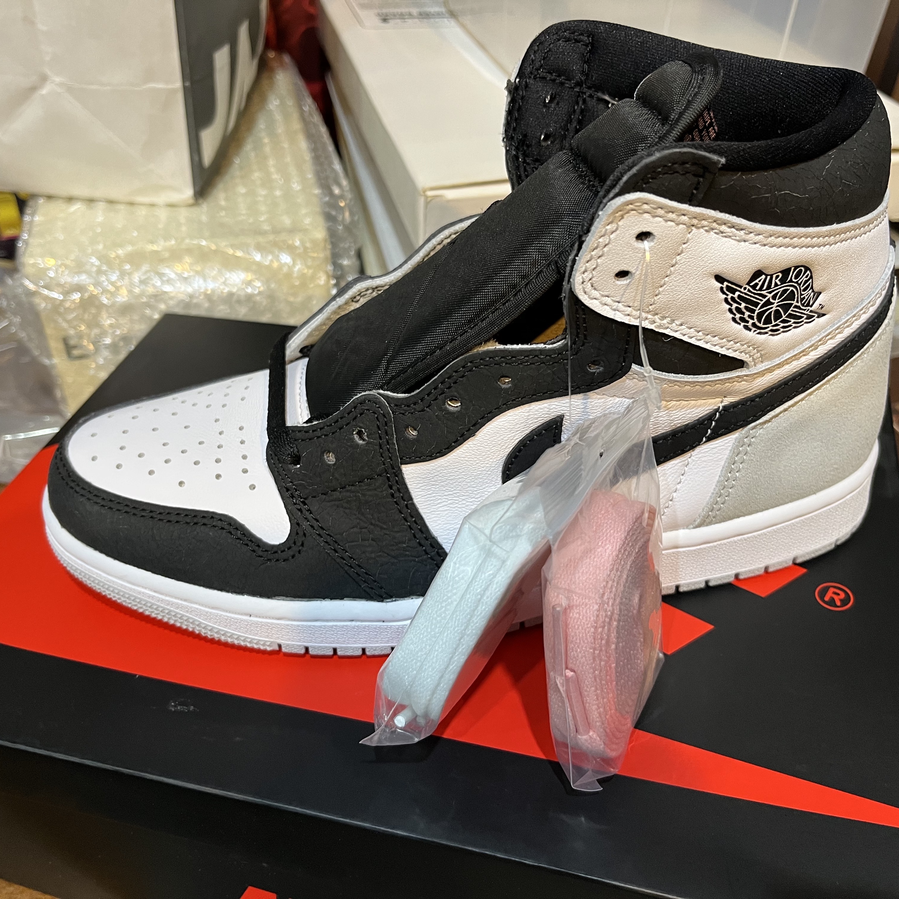 Jordan 1 Retro High OG Bleached Coral 착용 스타일