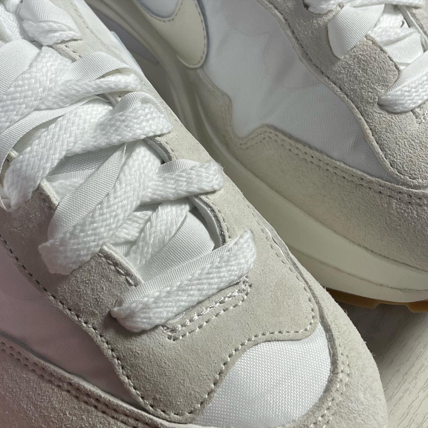 Nike x Sacai VaporWaffle White and Gum 착용 스타일 - 1
