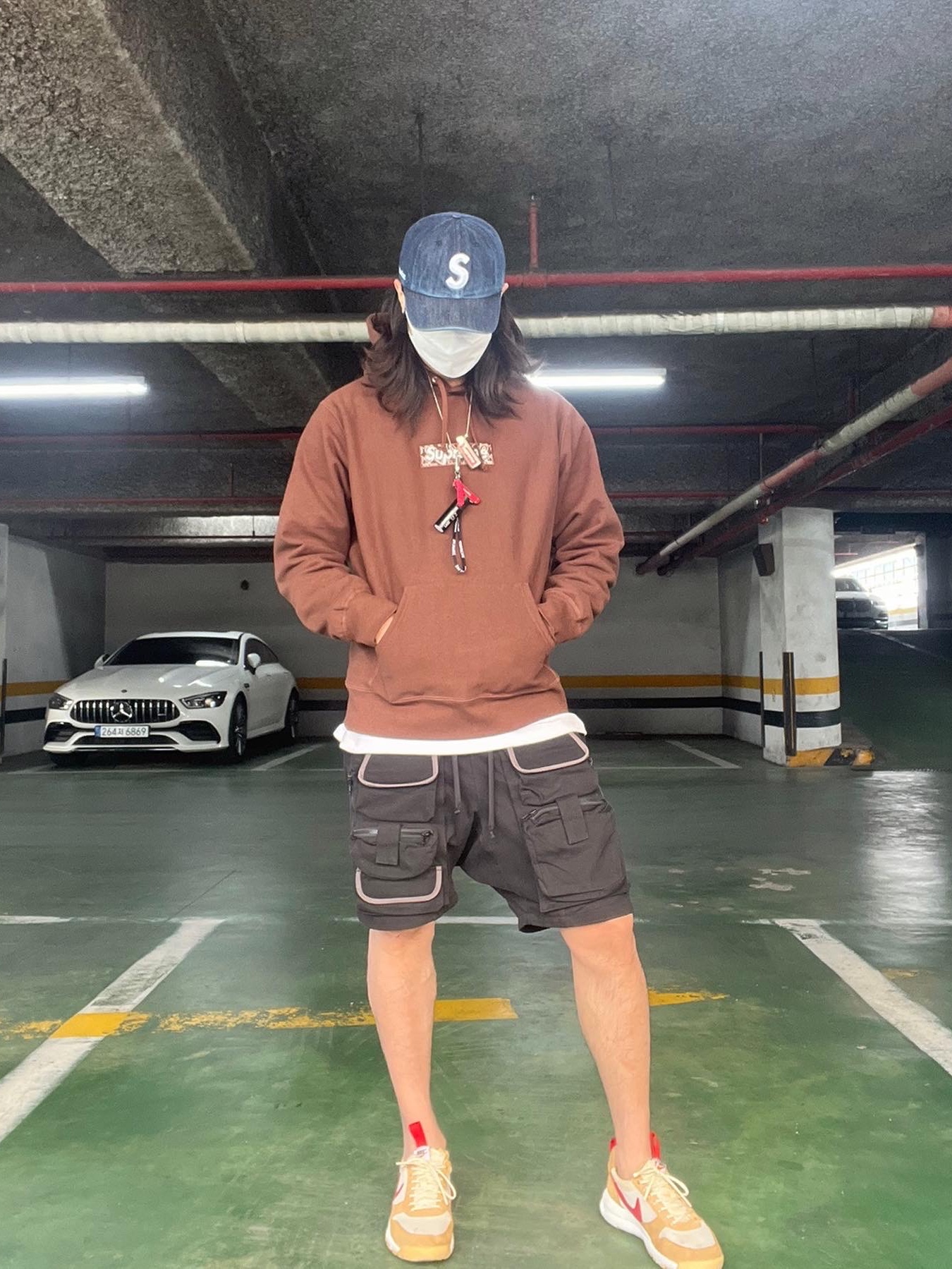 Supreme Bandana Box Logo Hooded Sweatshirt Brown - 19FW, Supreme Kevlar Denim S Logo 6-Panel Indigo - 22SS 착용 스타일 - 1