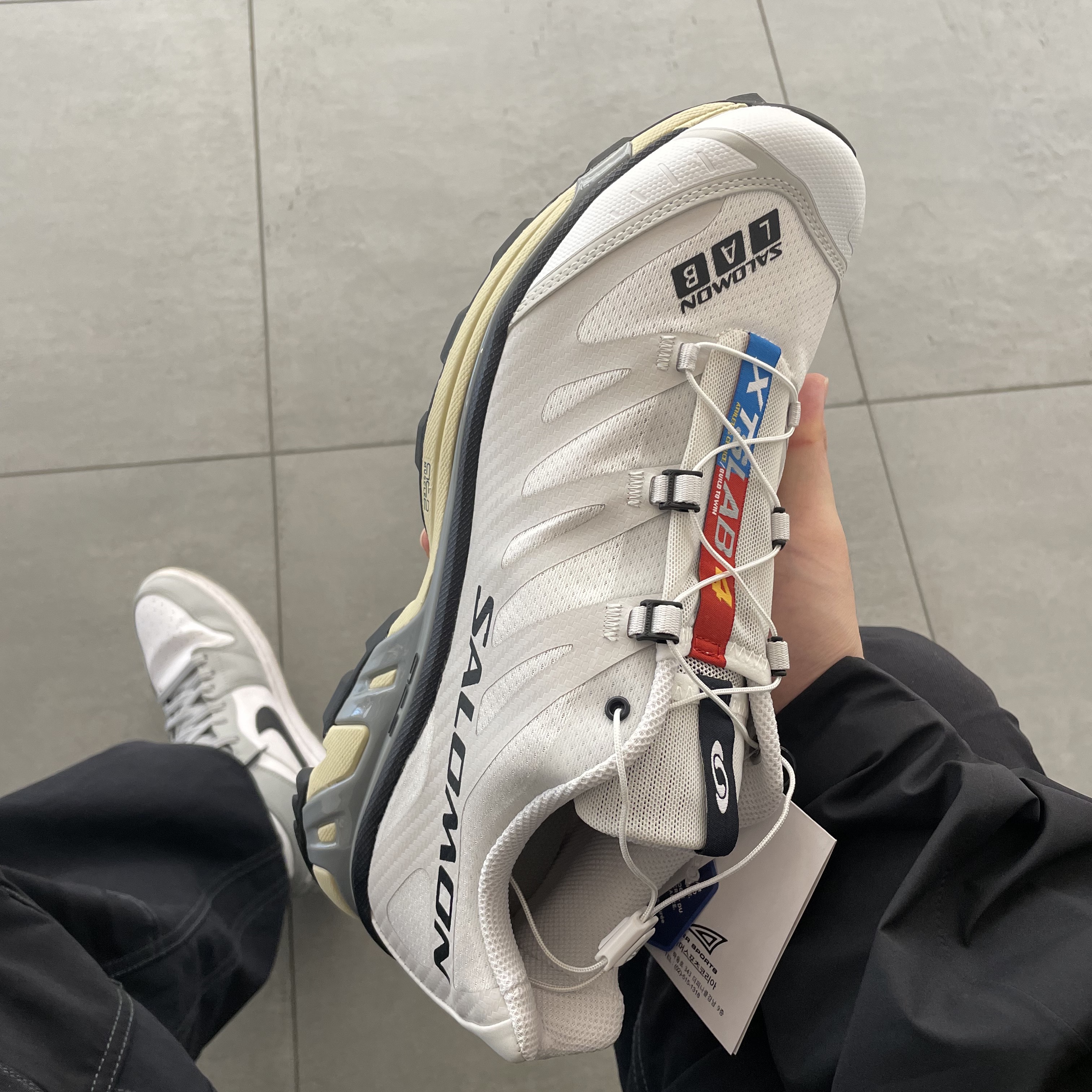 Salomon XT-4 White Lunar Rock 착용 스타일