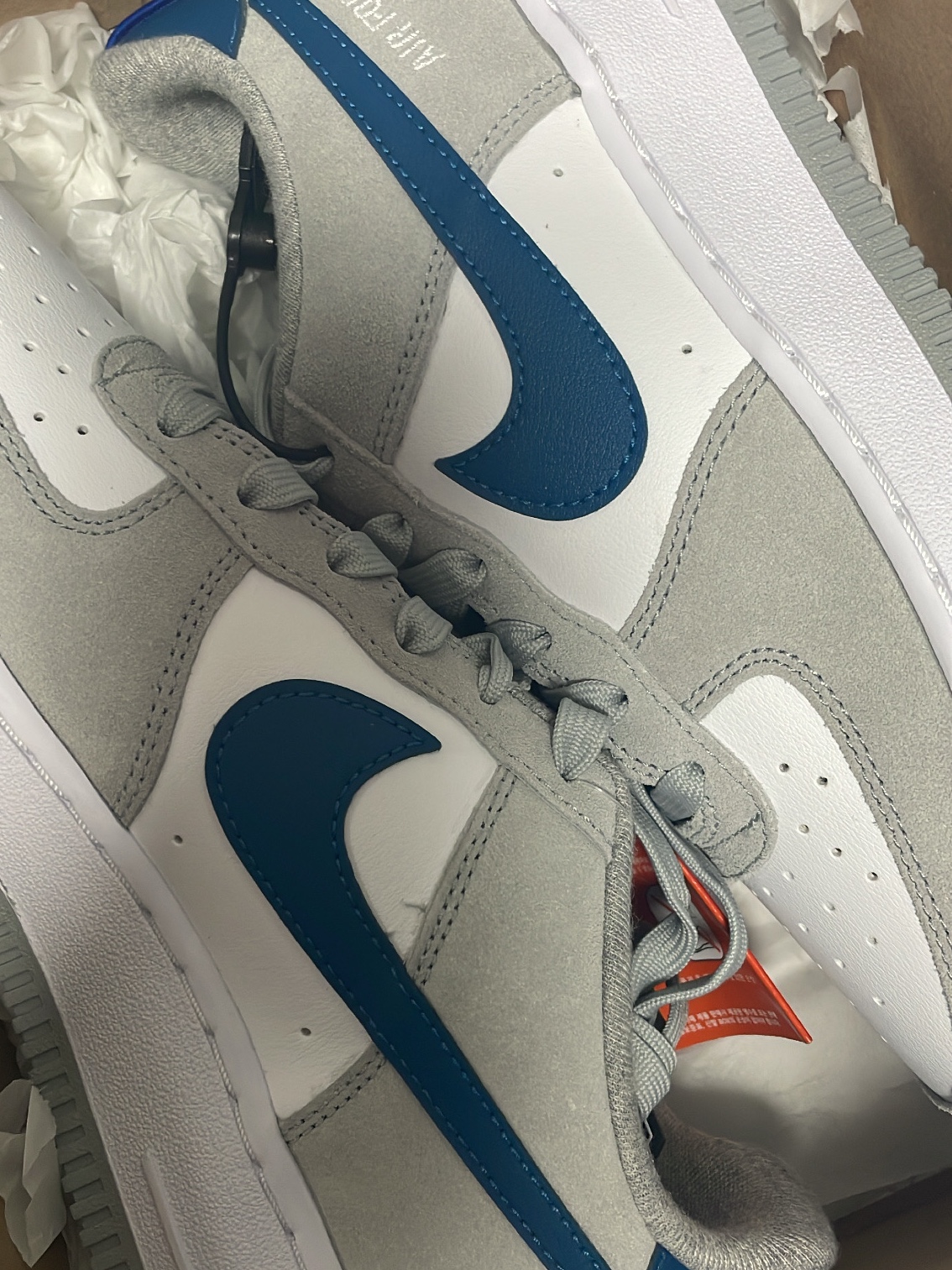 Nike Air Force 1 '07 LV8 Athletic Club Light Smoke Grey Marina 착용 스타일 - 1