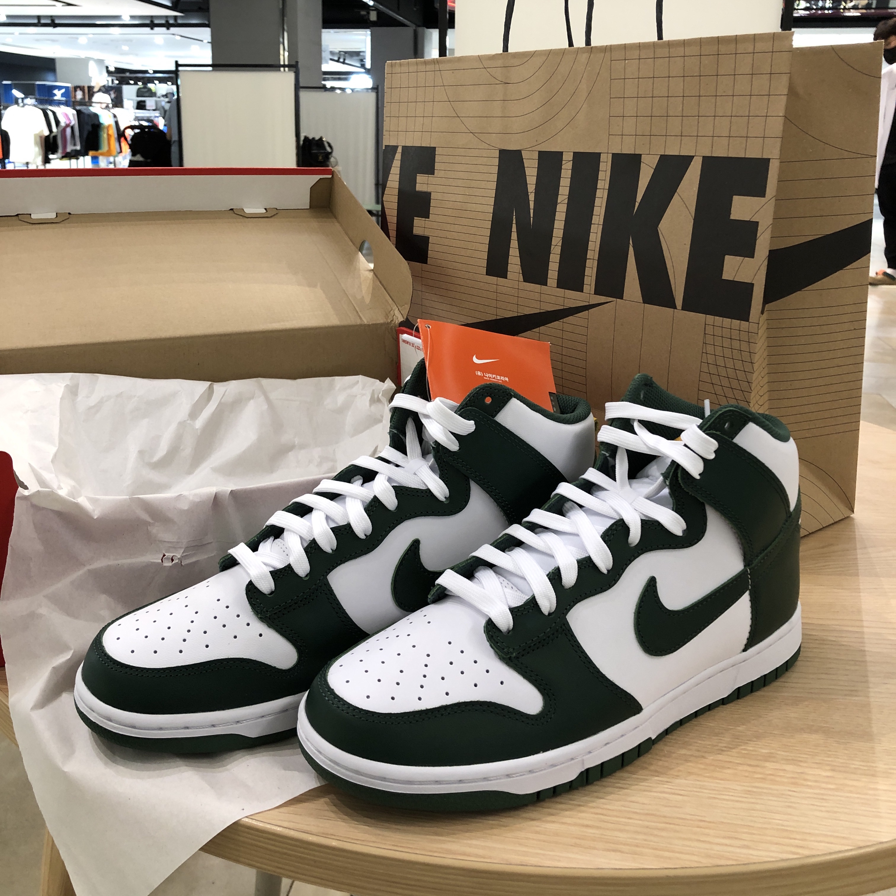 Nike Dunk High Retro Noble Green 착용 스타일