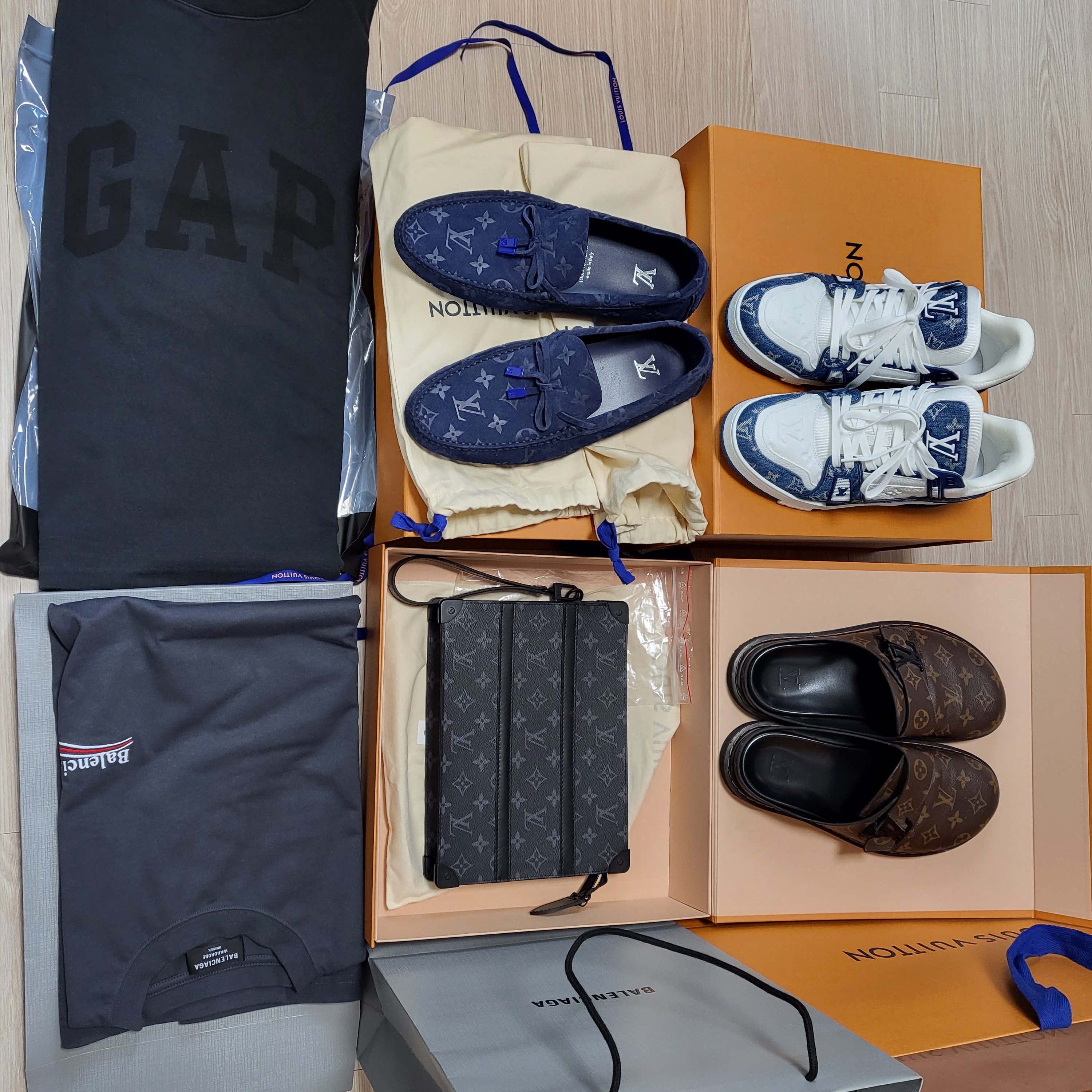 Louis Vuitton LV Trainer Sneakers Monogram Denim Blue, Yeezy Gap Engineered By Balenciaga Dove 3/4 Sleeve T-Shirt Washed Black 착용 스타일 - 2