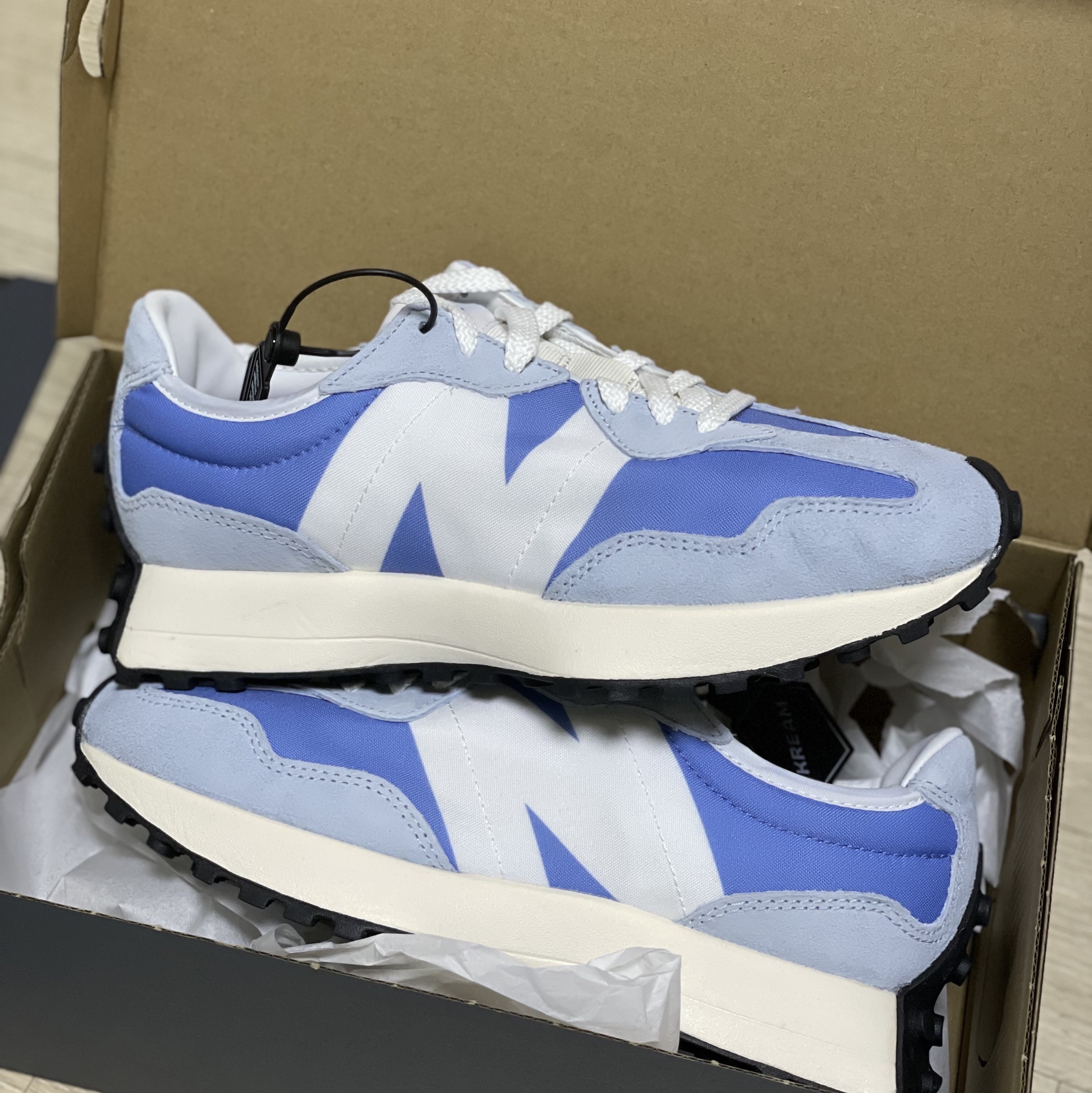 New Balance 327 Blue White 착용 스타일