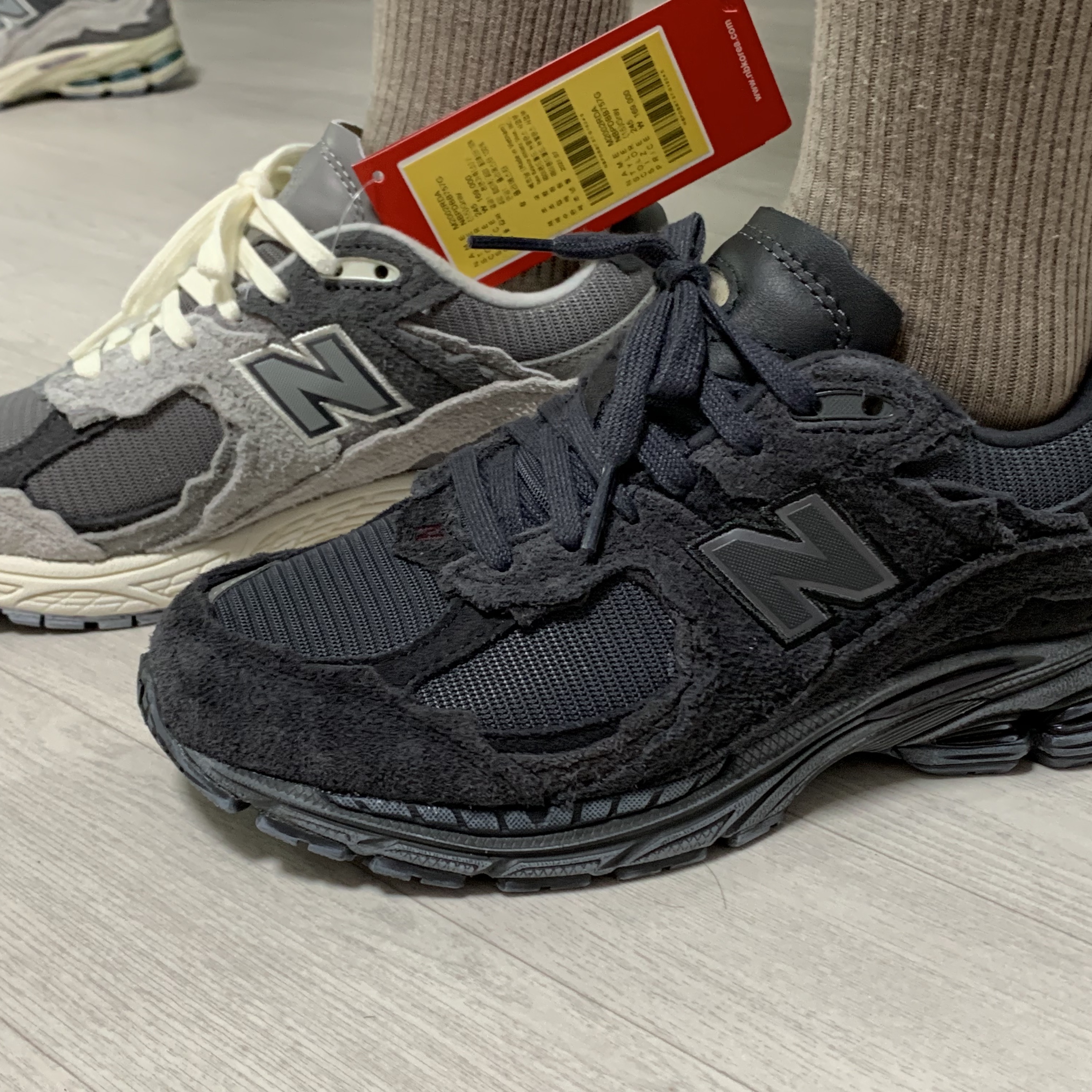 New Balance 2002R Protection Pack Rain Cloud, New Balance 2002R Protection Pack Phantom 착용 스타일 - 1