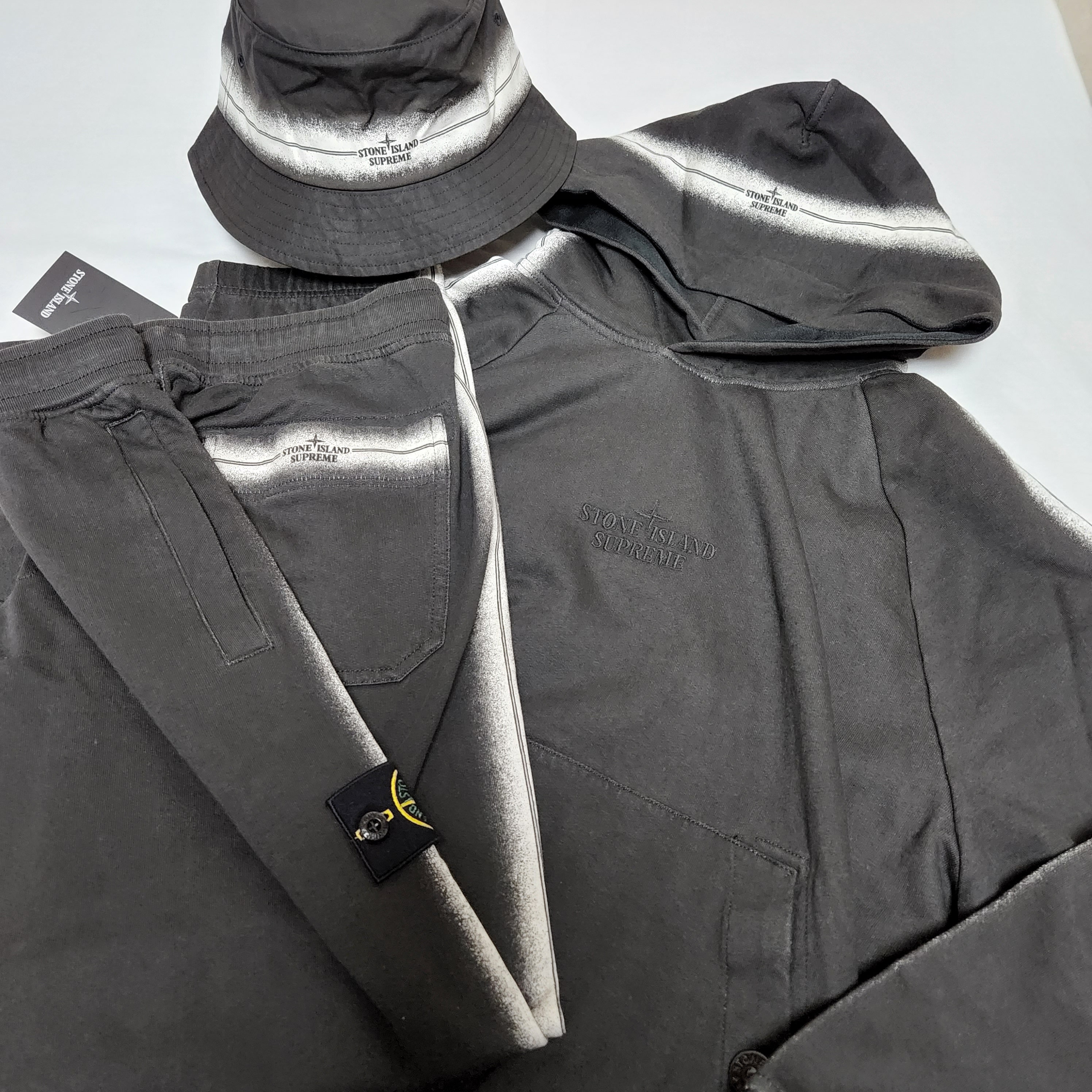 Supreme x Stone Island Stripe Hooded Sweatshirt Black - 22SS, Supreme x Stone Island Stripe Sweatpants Black - 22SS 착용 스타일