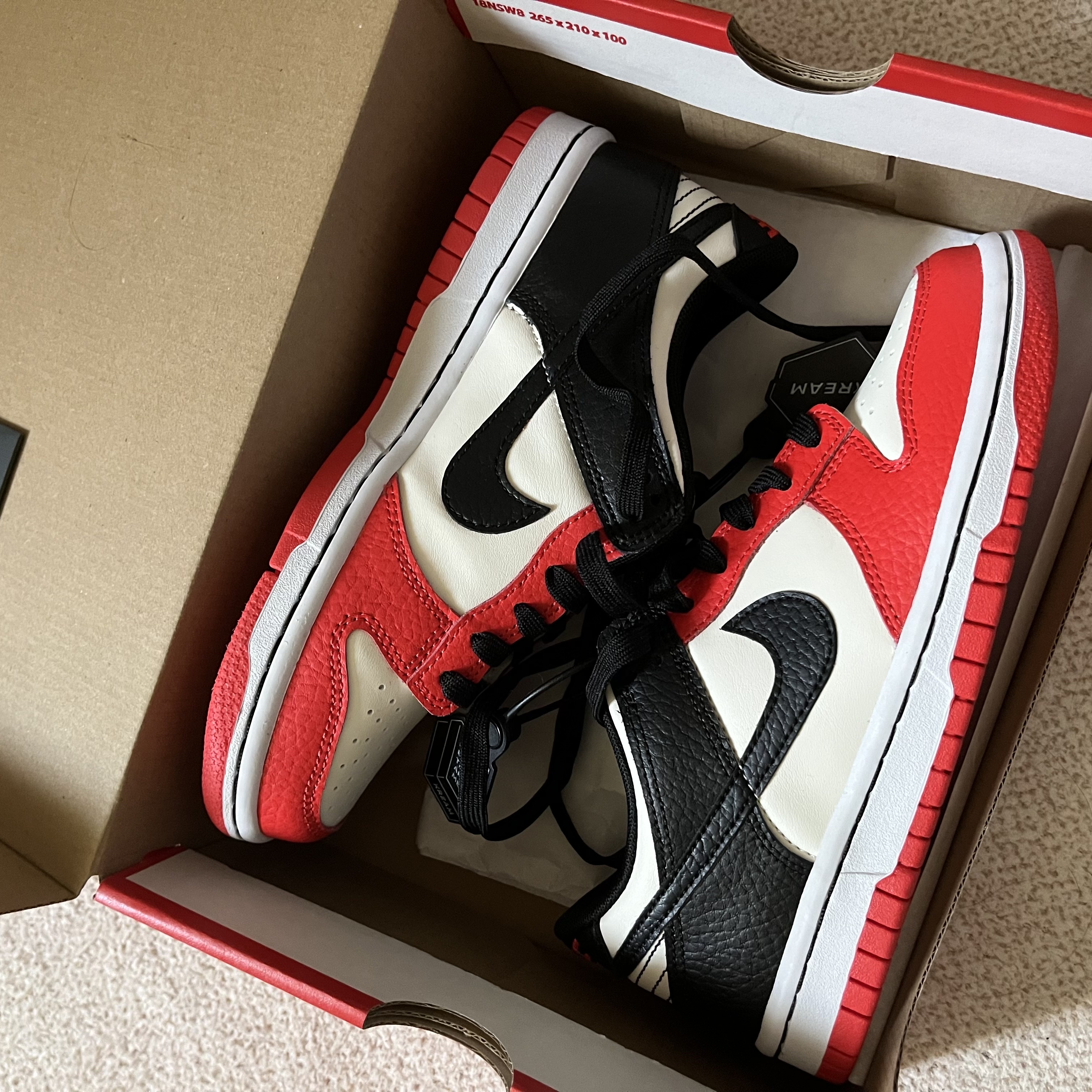 (GS) Nike x NBA Dunk Low Black and Chile Red 착용 스타일 - 1