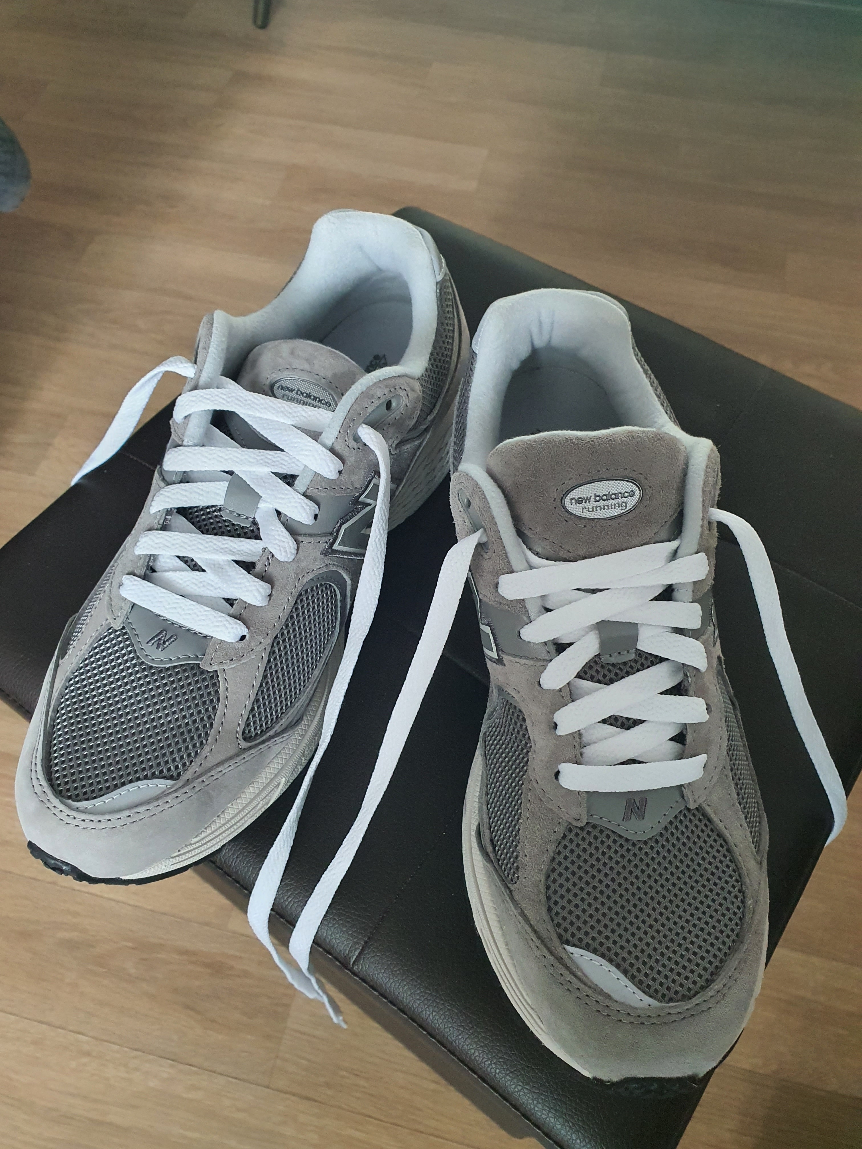 New Balance 2002R Grey 착용 스타일 - 1