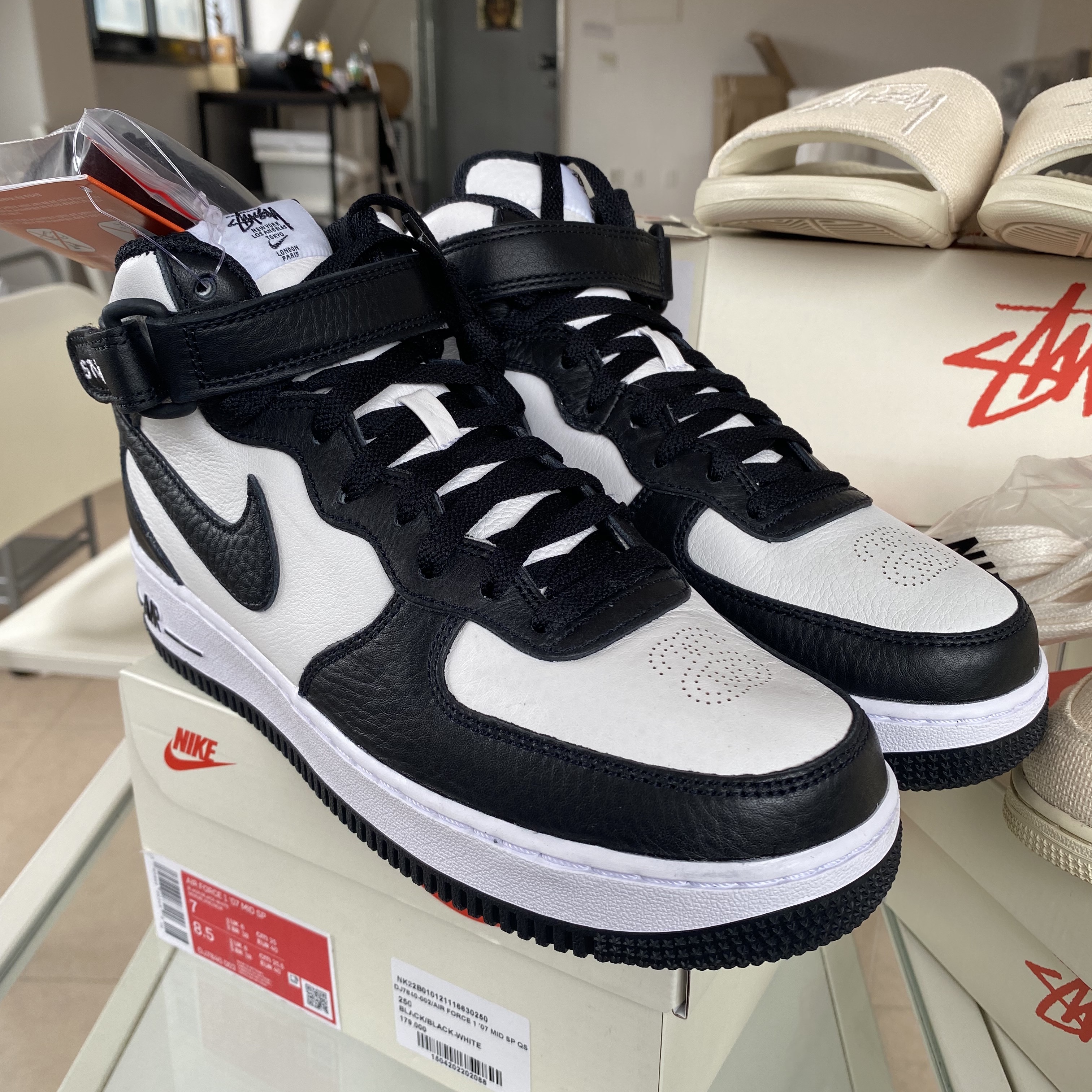 Nike x Stussy Benassi Hemp Slide Fossil Stone, Nike x Stussy Air Force 1 '07 Mid SP Black and Light Bone 착용 스타일 - 2