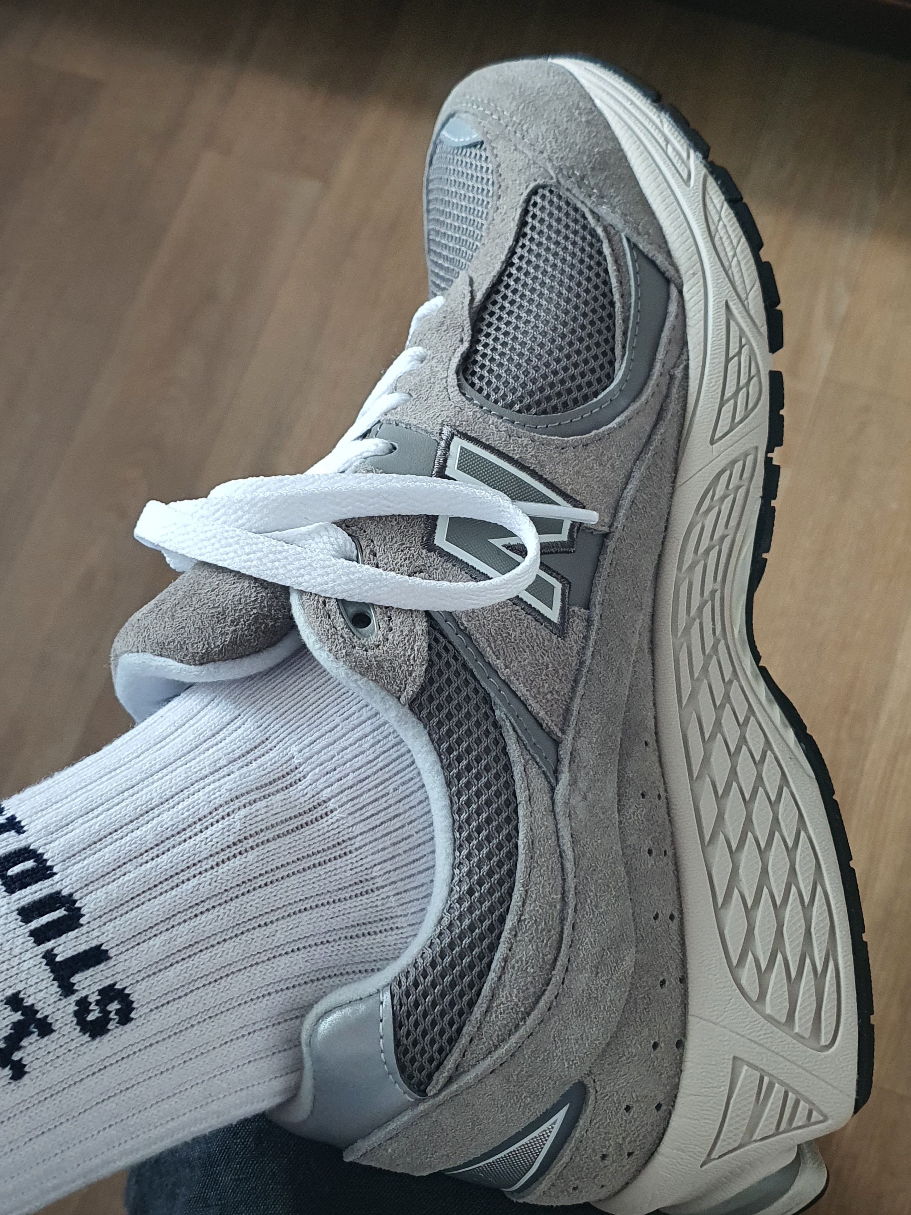 New Balance 2002R Grey 착용 스타일 - 3