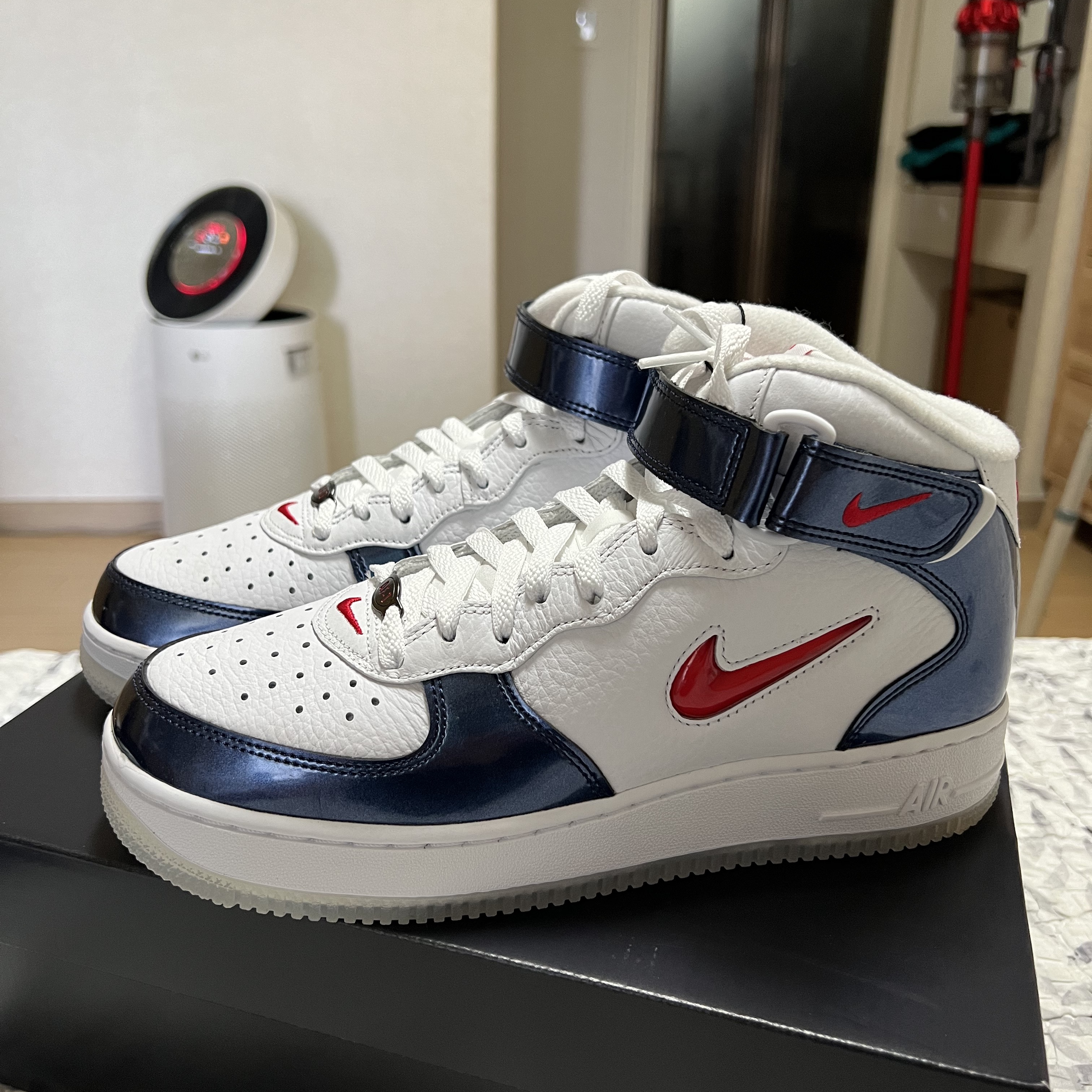 Nike Air Force 1 Mid QS University Red and Midnight Navy 착용 스타일