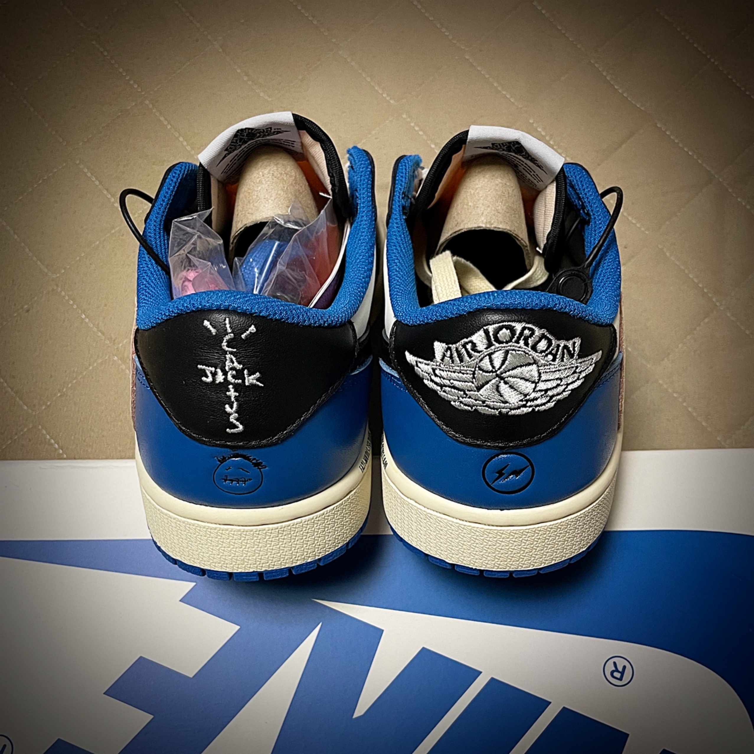 Jordan 1 x Travis Scott x Fragment Retro Low OG SP Military Blue 착용 스타일 - 3
