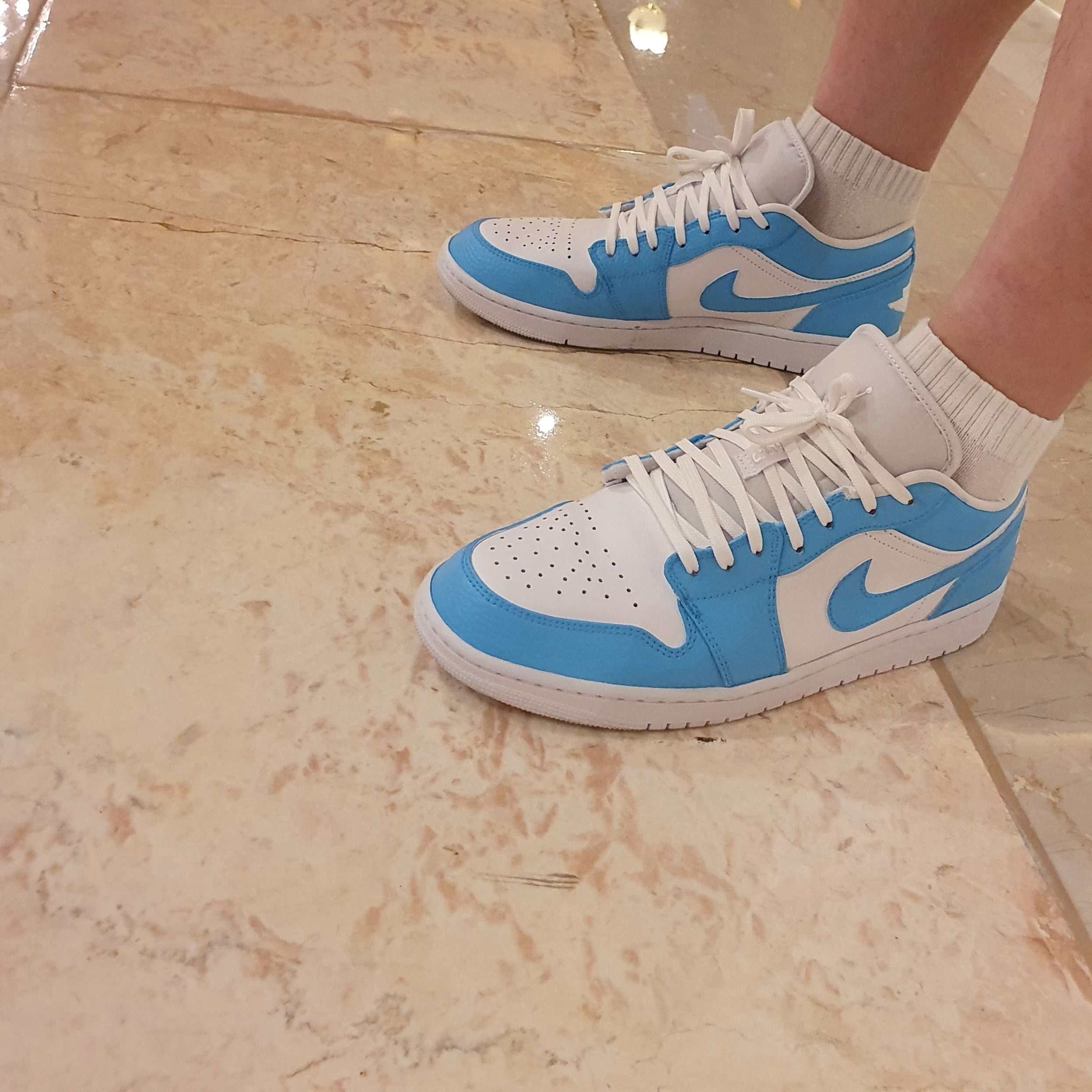 Jordan 1 Low Triple White Tumbled Leather 2020 착용 스타일 - 1