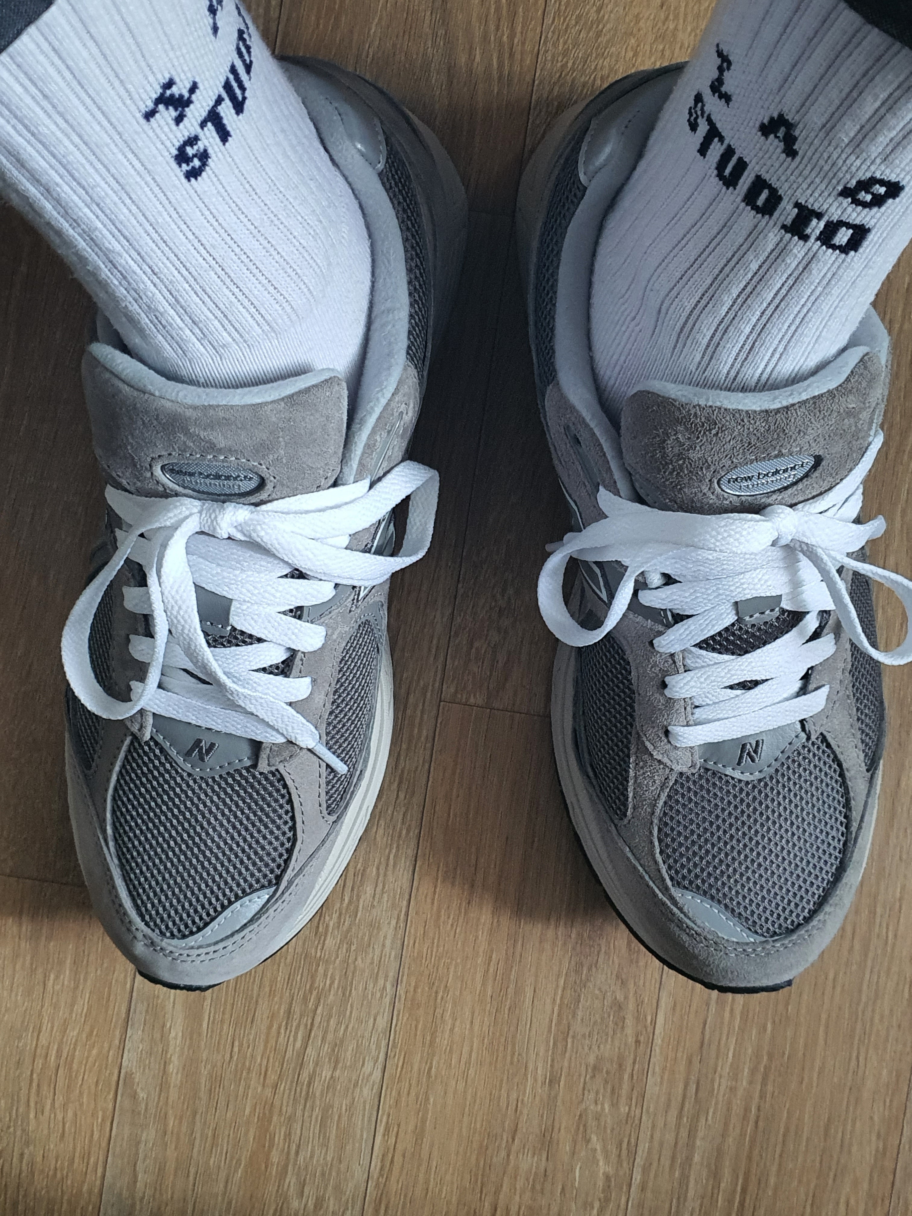 New Balance 2002R Grey 착용 스타일 - 2