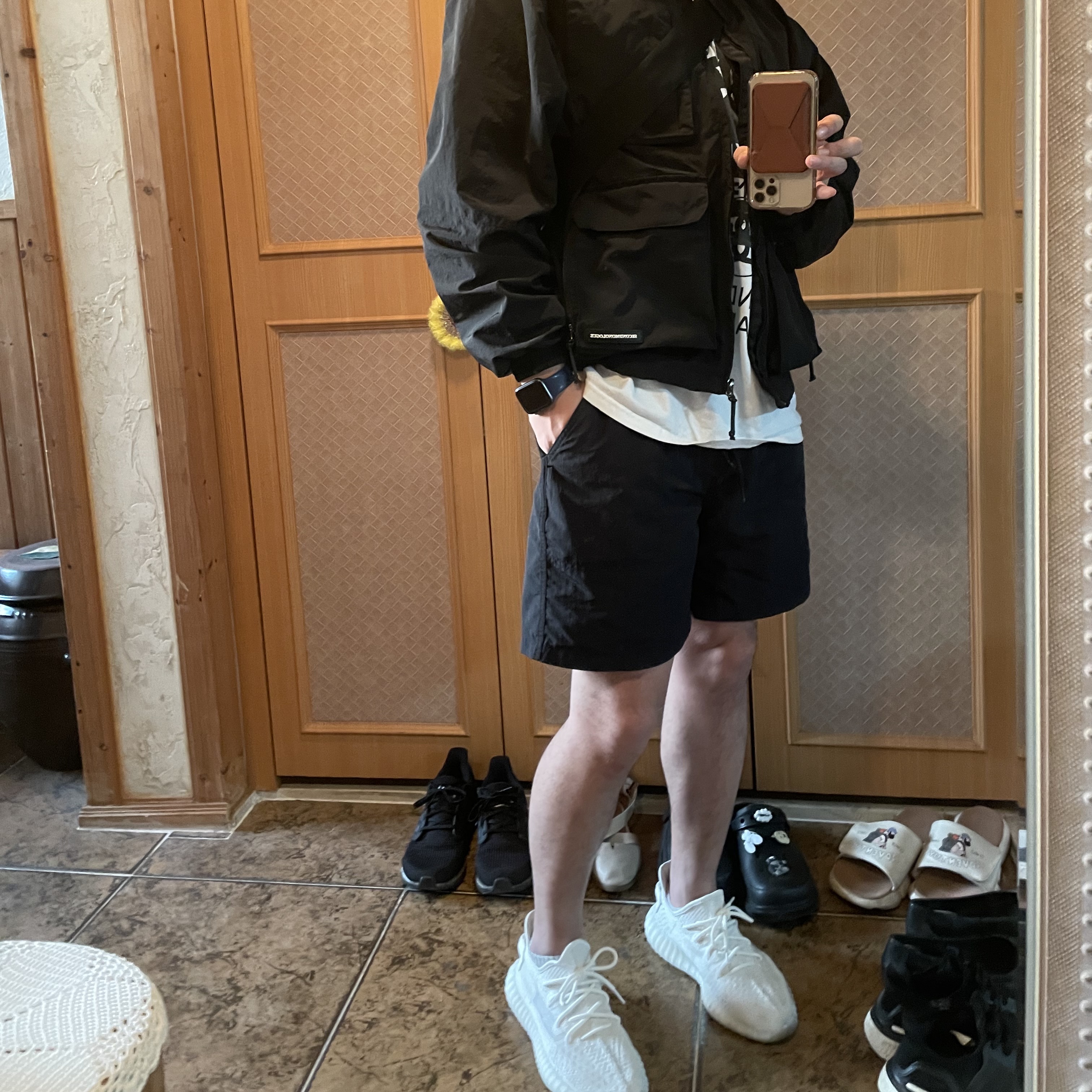 Adidas Yeezy Boost 350 V2 Bone, Stussy DSM World Tour T-Shirt White 착용 스타일