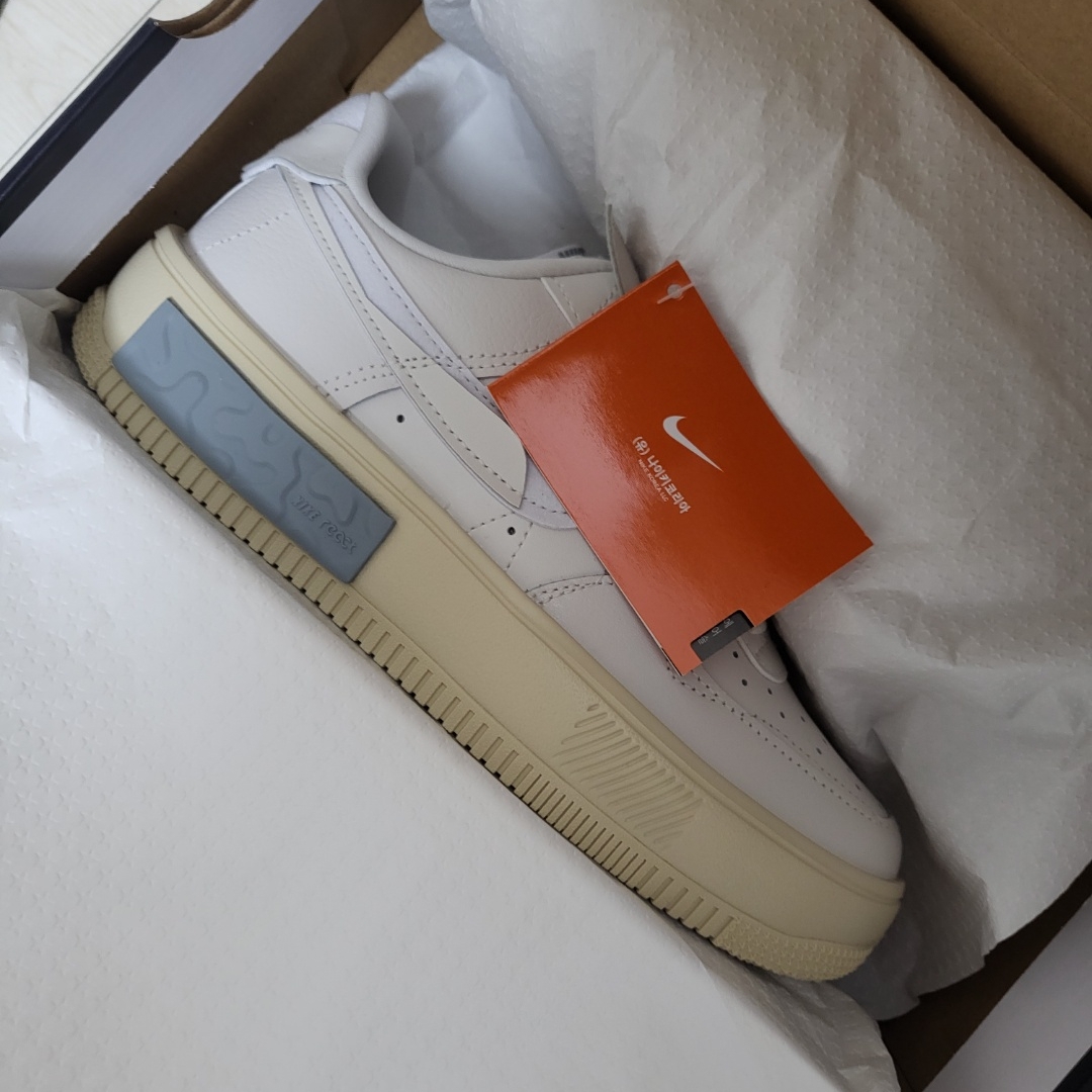 Nike Air Force 1 '07 White Black, Nike Dunk Low Retro SE Barber Shop Grey 착용 스타일 - 3