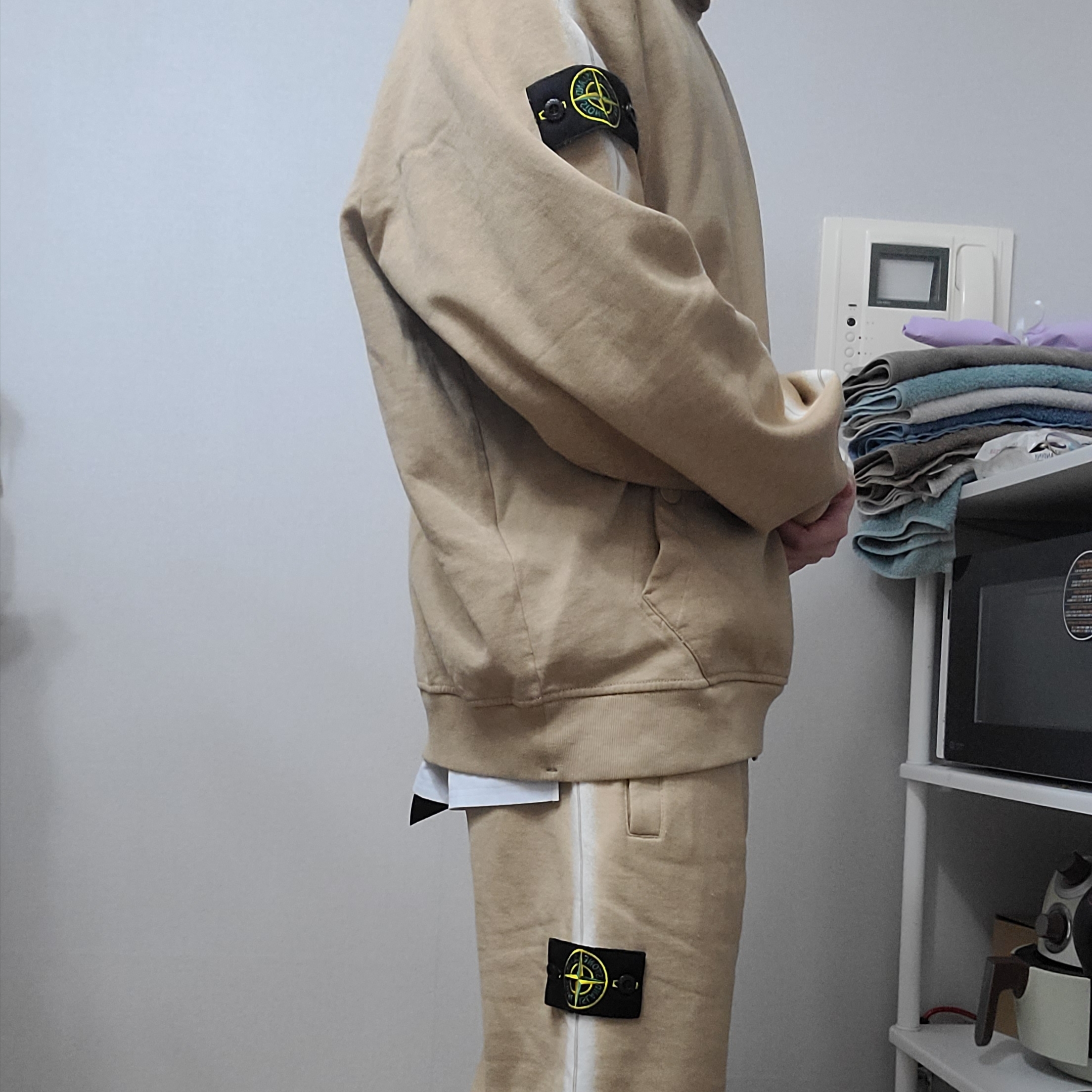 Supreme x Stone Island Stripe Hooded Sweatshirt Tan - 22SS, Supreme x Stone Island Stripe Sweatpants Tan - 22SS 착용 스타일 - 2