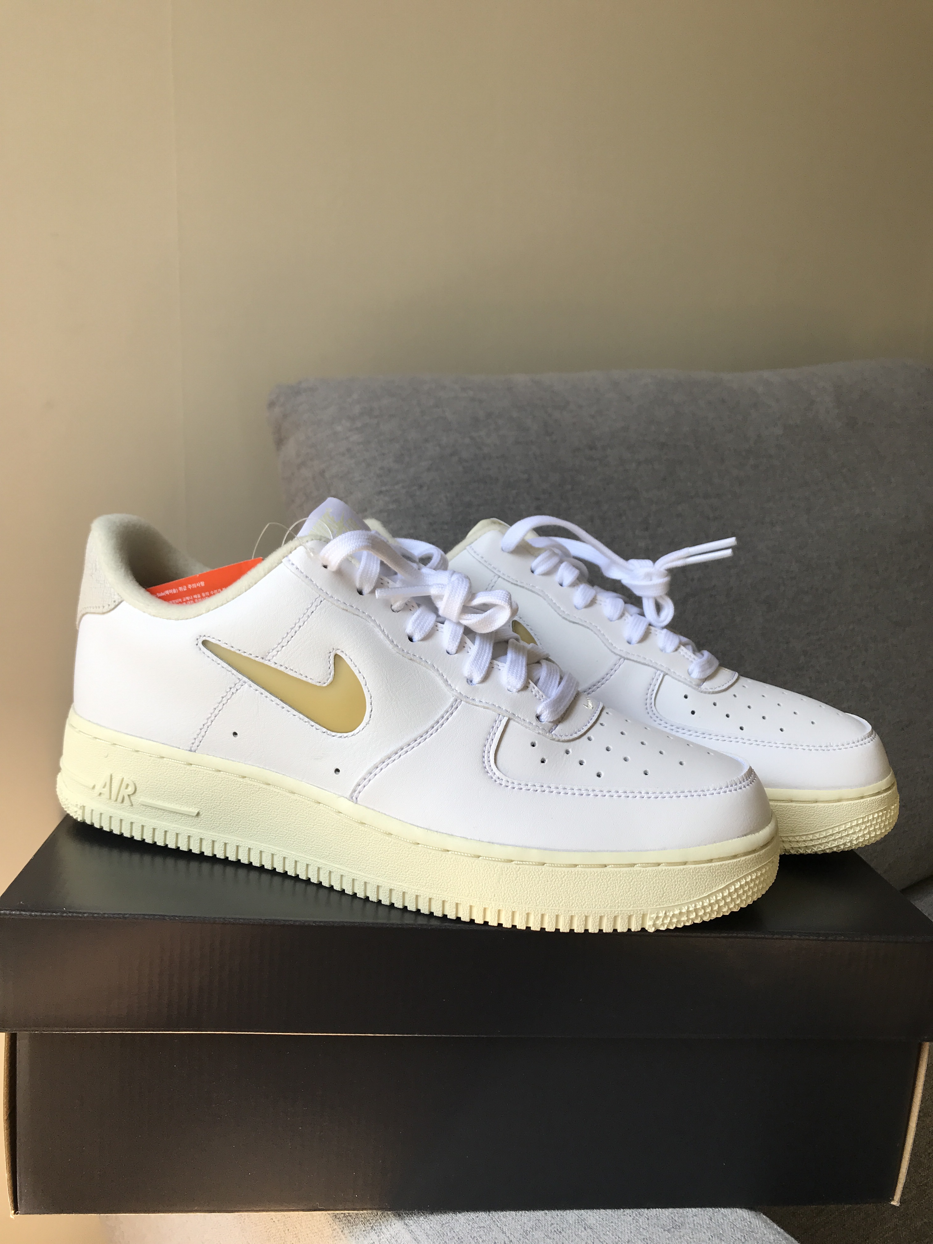 Nike Air Force 1 '07 LX Pale Vanilla, Nike Air Force 1 Mid QS University Red and Midnight Navy 착용 스타일 - 2