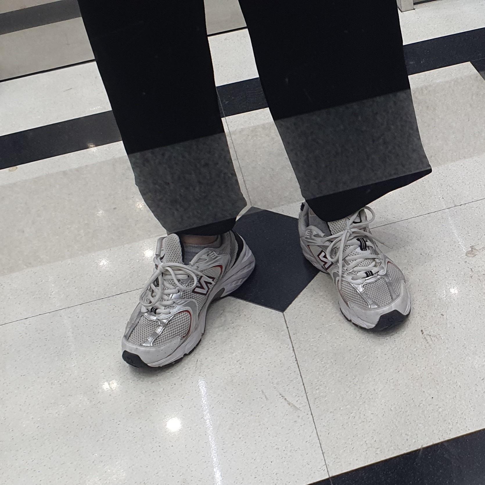 New Balance 530 White Red 착용 스타일 - 2