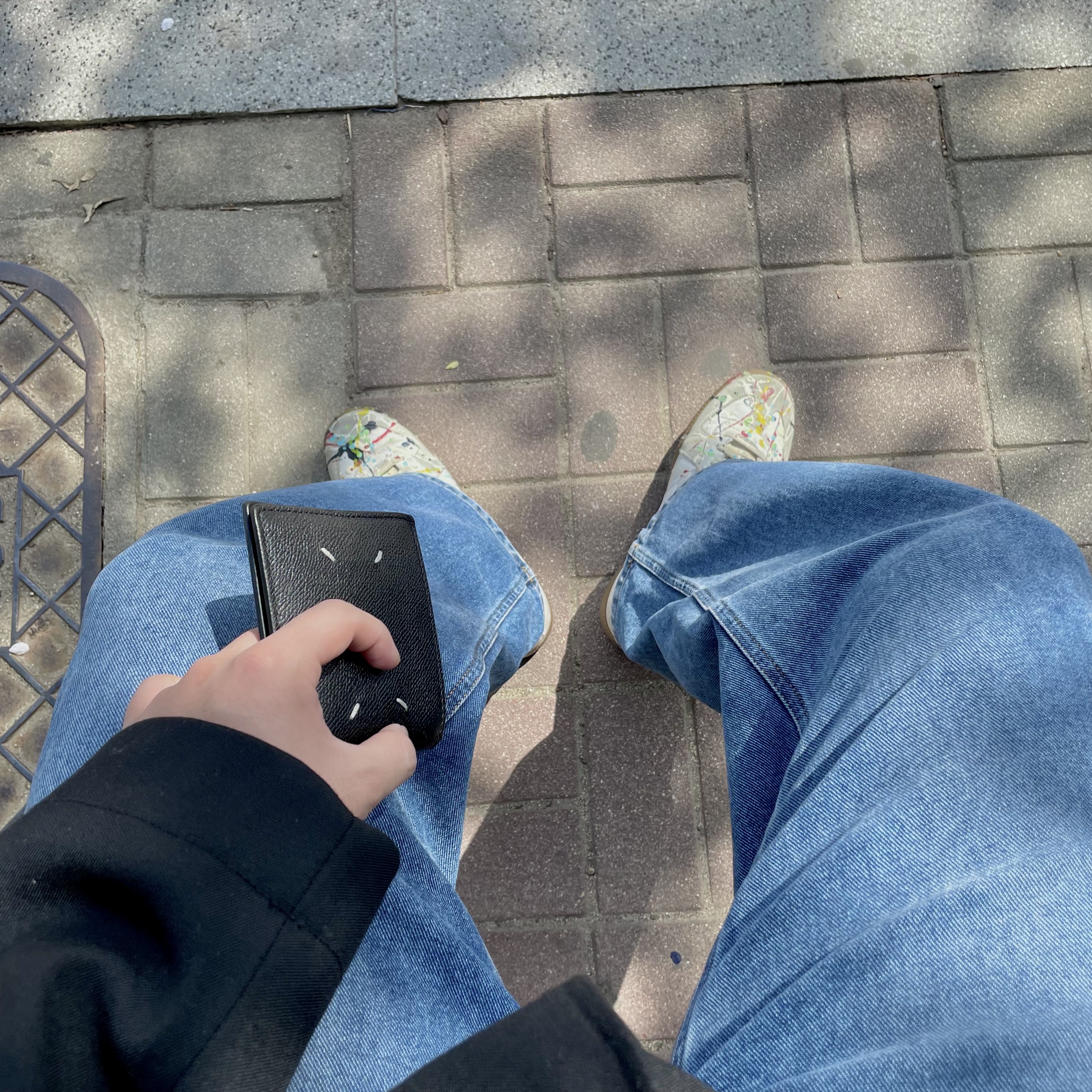 Maison Margiela Replica Paint Drop Sneakers, Maison Margiela Grainy Leather Bi-Fold Wallet Black 착용 스타일