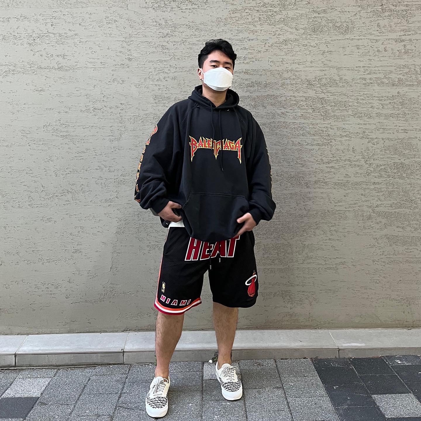 Balenciaga Metal Oversized Hoodie Black, Vans Vault x Fear of God OG Era 95 DX White Black 착용 스타일 - 1