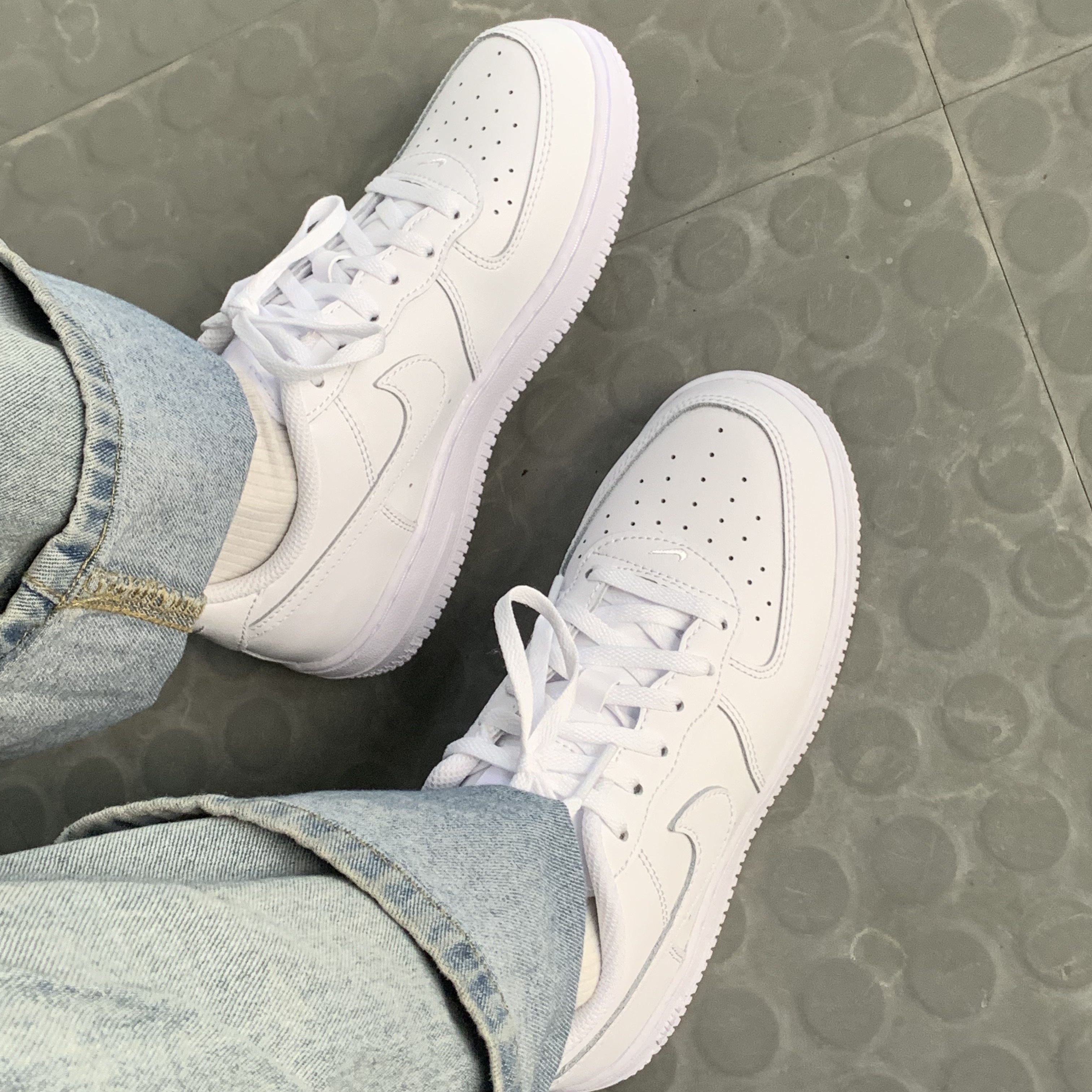(PS) Nike Force 1 LE Triple White 착용 스타일